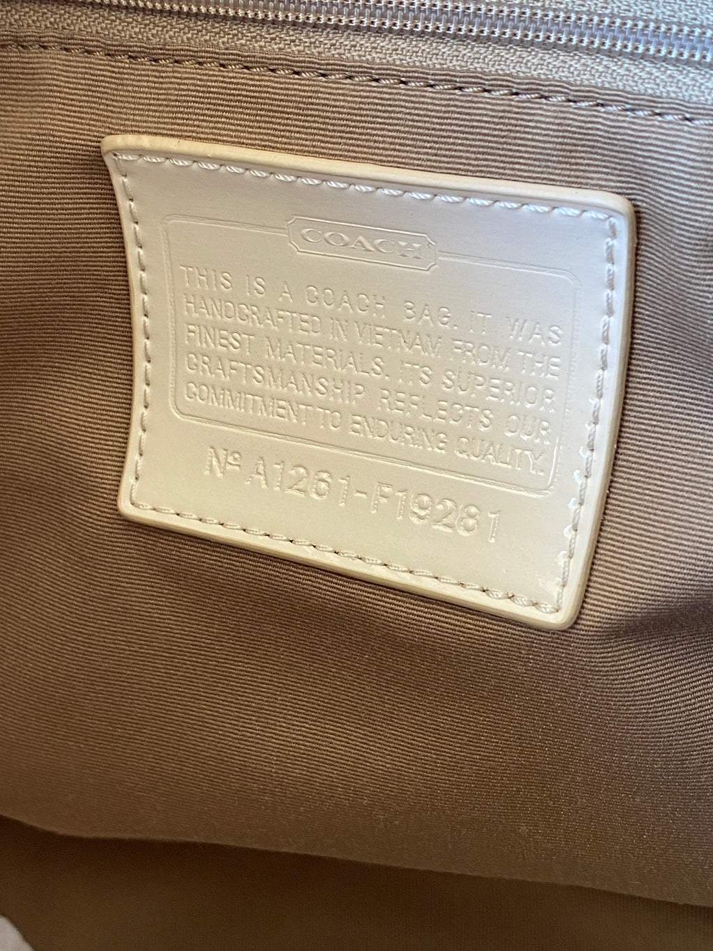 حقيبة كتف Coach Signature C الجديدة كليًا، من قماش الجاكار البيج، بخطوط بيضاء، قابلة للتحويل، F19281