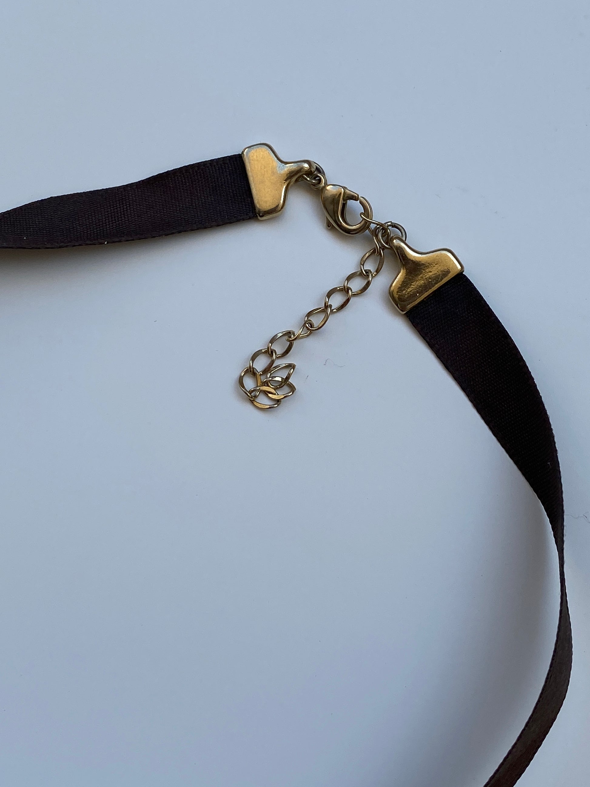 Vintage Y2K Brown Ribbon Choker with Amber Rhinestone Floral Pendant – Statement Necklace Vintage Y2K Brown Ribbon Choker with Amber Rhinestone Floral Pendant – Statement Necklace