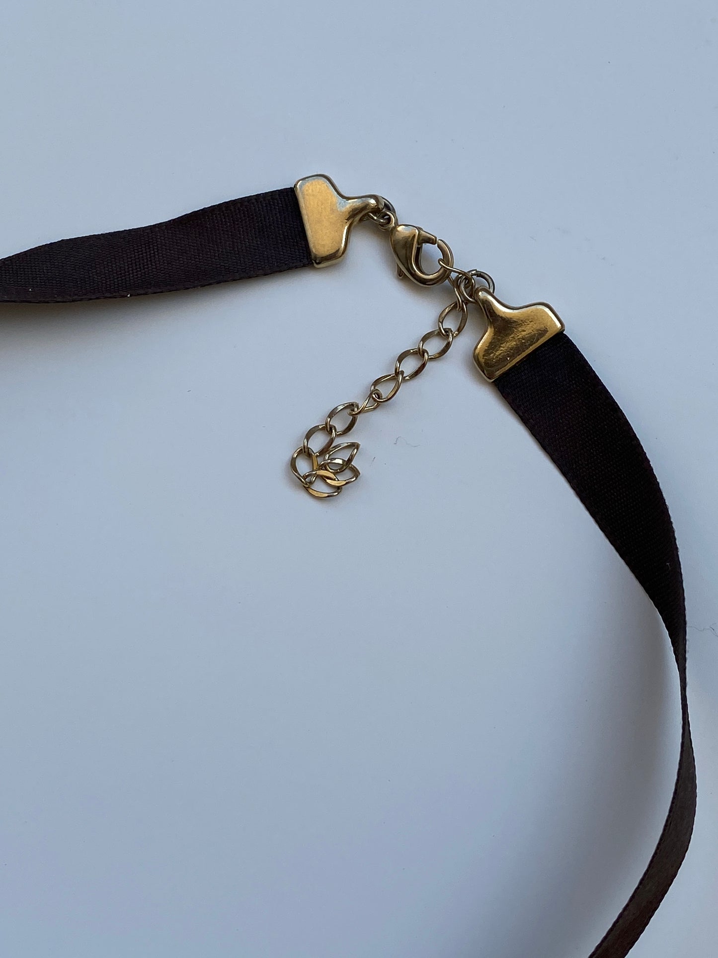 Vintage Y2K Brown Ribbon Choker with Amber Rhinestone Floral Pendant – Statement Necklace
