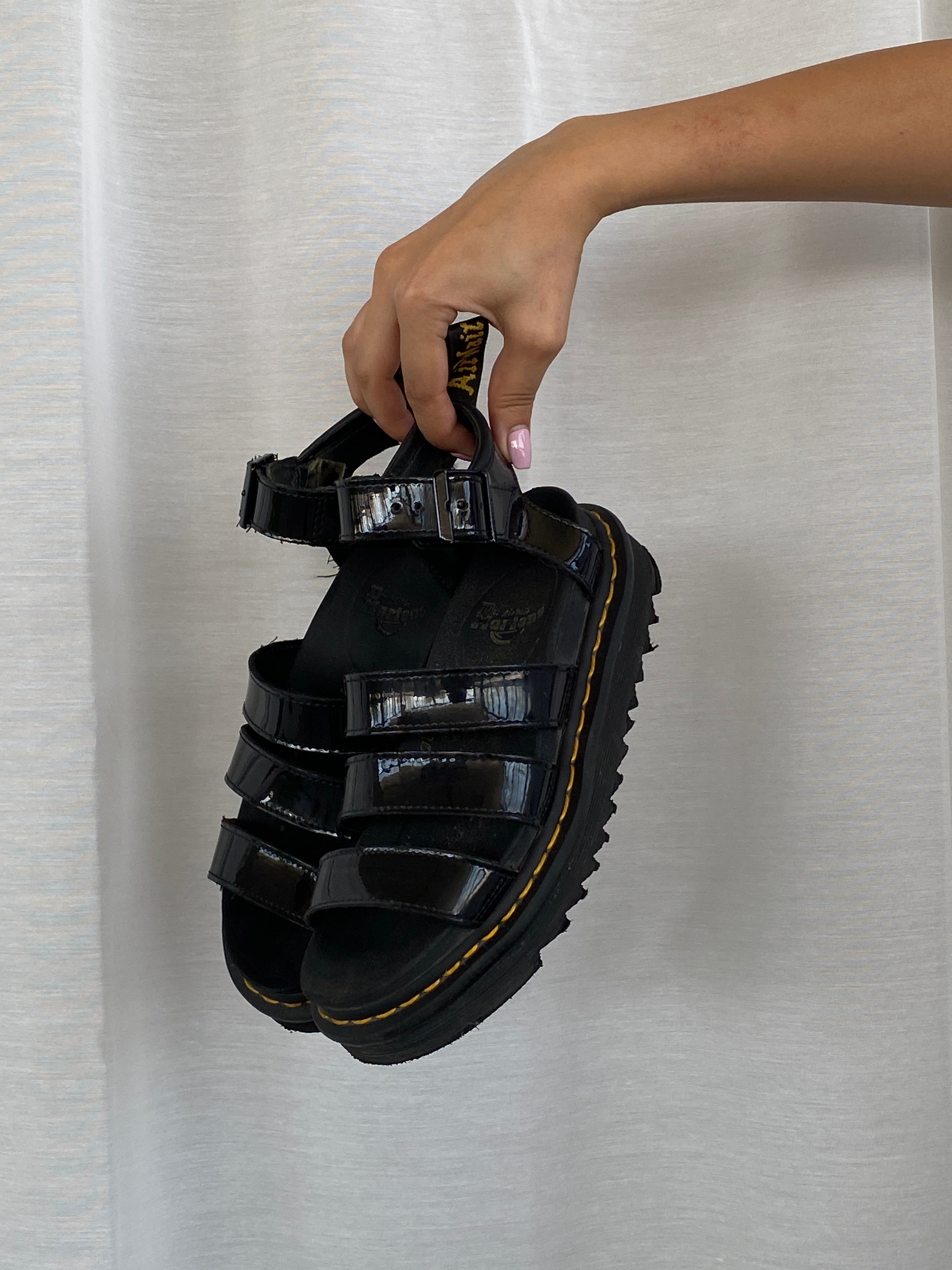 صندل Dr. Martens Blaire الأسود ذو النعل السميك المصنوع من الجلد اللامع - مقاس EU 37