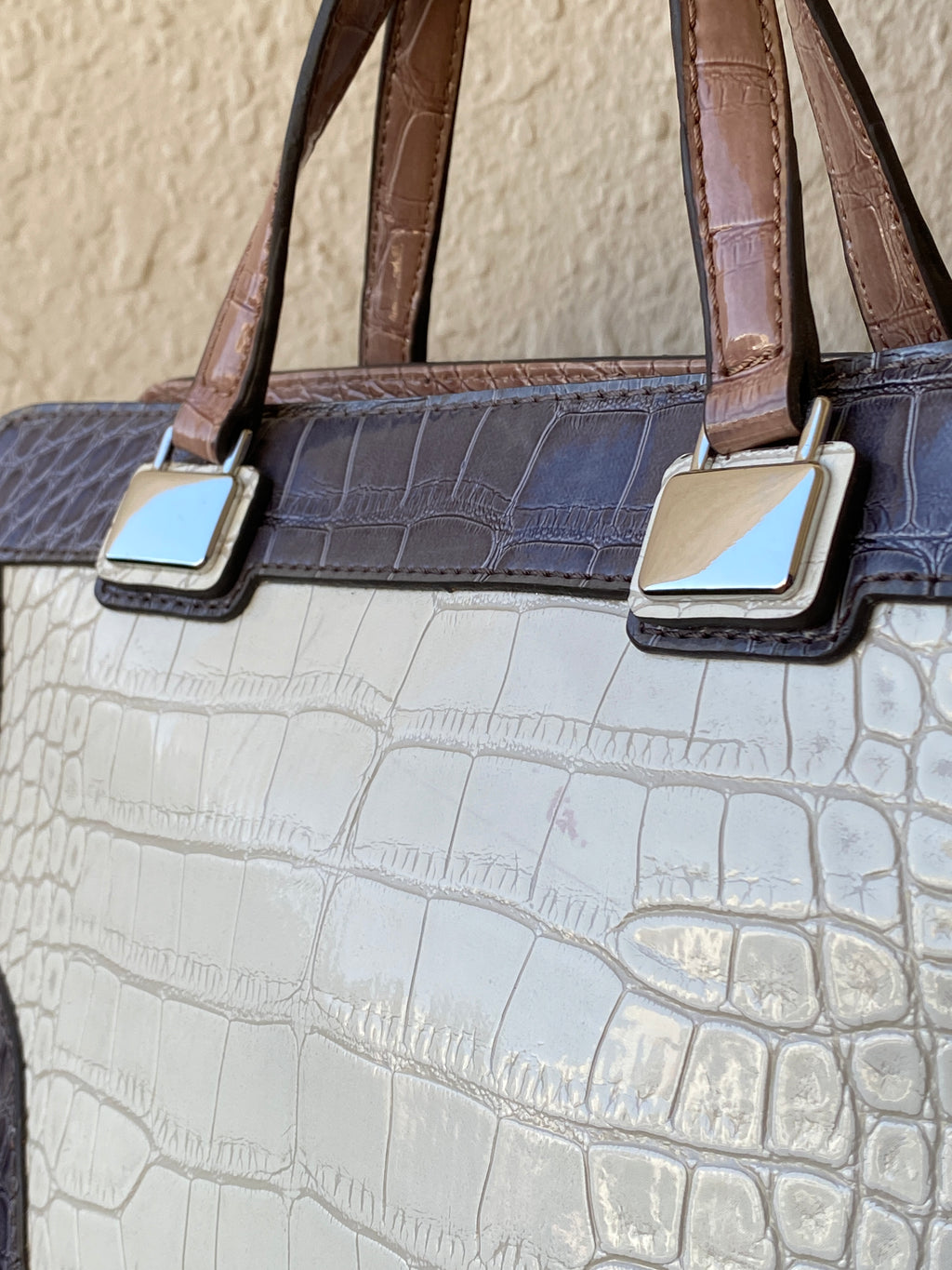 حقيبة يد GUESS ثلاثية الألوان بنقشة جلد التمساح مع حزام كروس بودي