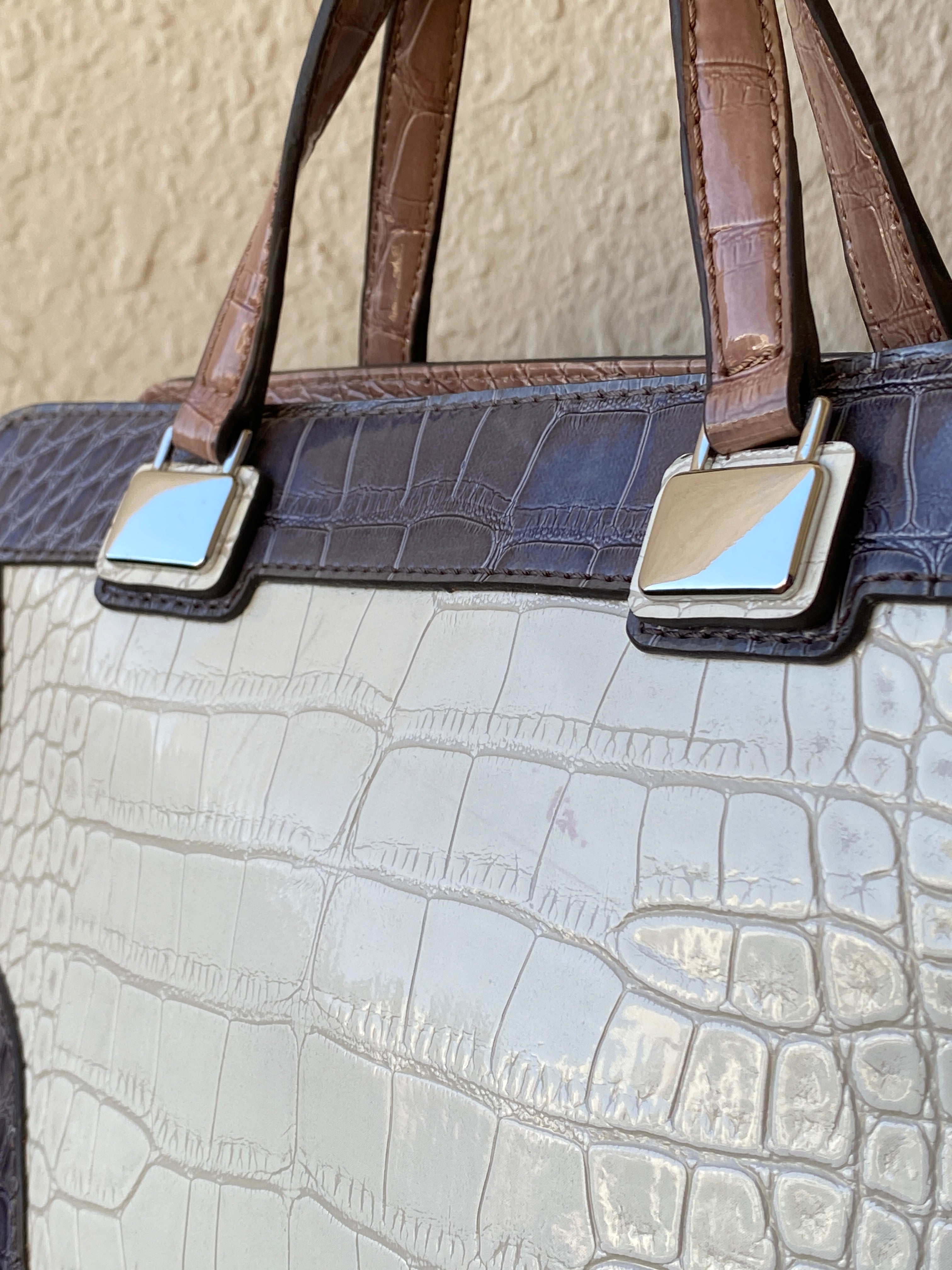 حقيبة يد GUESS ثلاثية الألوان بنقشة جلد التمساح مع حزام كروس بودي