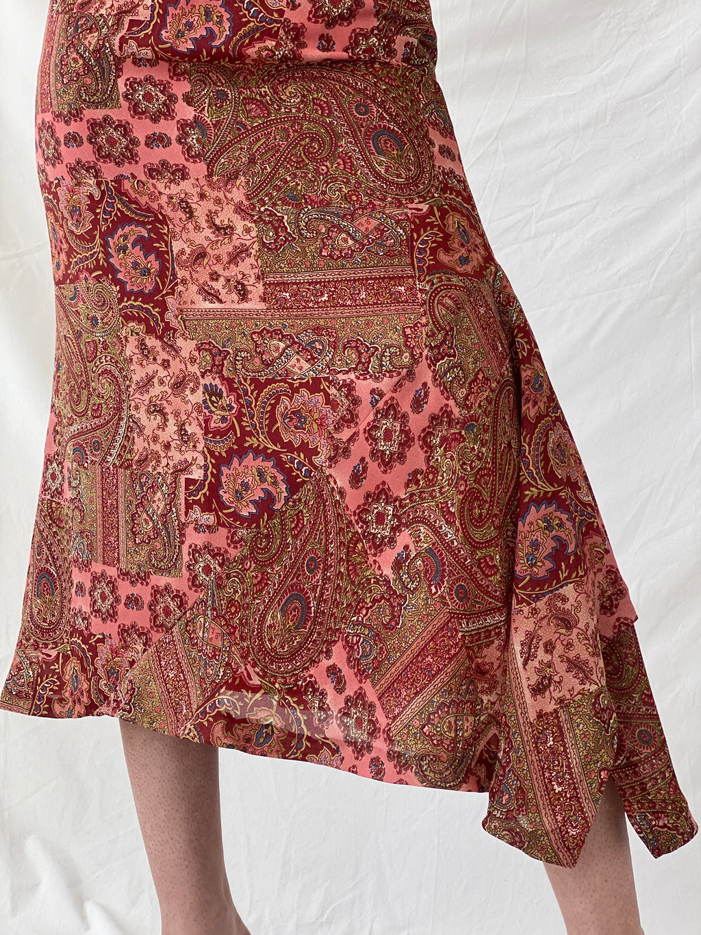 تنورة متوسطة الطول بطبعة بيزلي مانديلا وردية جميلة من كارلوس دي ميغيل - مقاس كبير