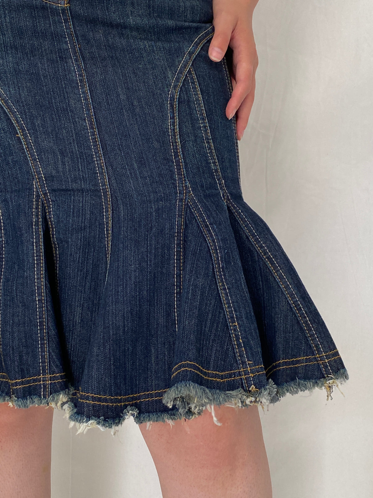 Y2K Jennyfer Dark Wash Ruffle Hem Denim Low Rise Flared Midi Skirt – S Y2K Jennyfer Dark Wash Ruffle Hem Denim Low Rise Flared Midi Skirt – S