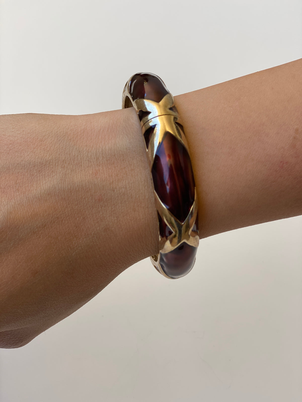 Vintage Tortoiseshell Lucite & Gold Tone Hinged Bangle Bracelet 90s Resin Statement Cuff Vintage Tortoiseshell Lucite & Gold Tone Hinged Bangle Bracelet 90s Resin Statement Cuff