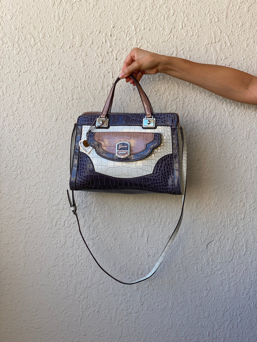 حقيبة يد GUESS ثلاثية الألوان بنقشة جلد التمساح مع حزام كروس بودي