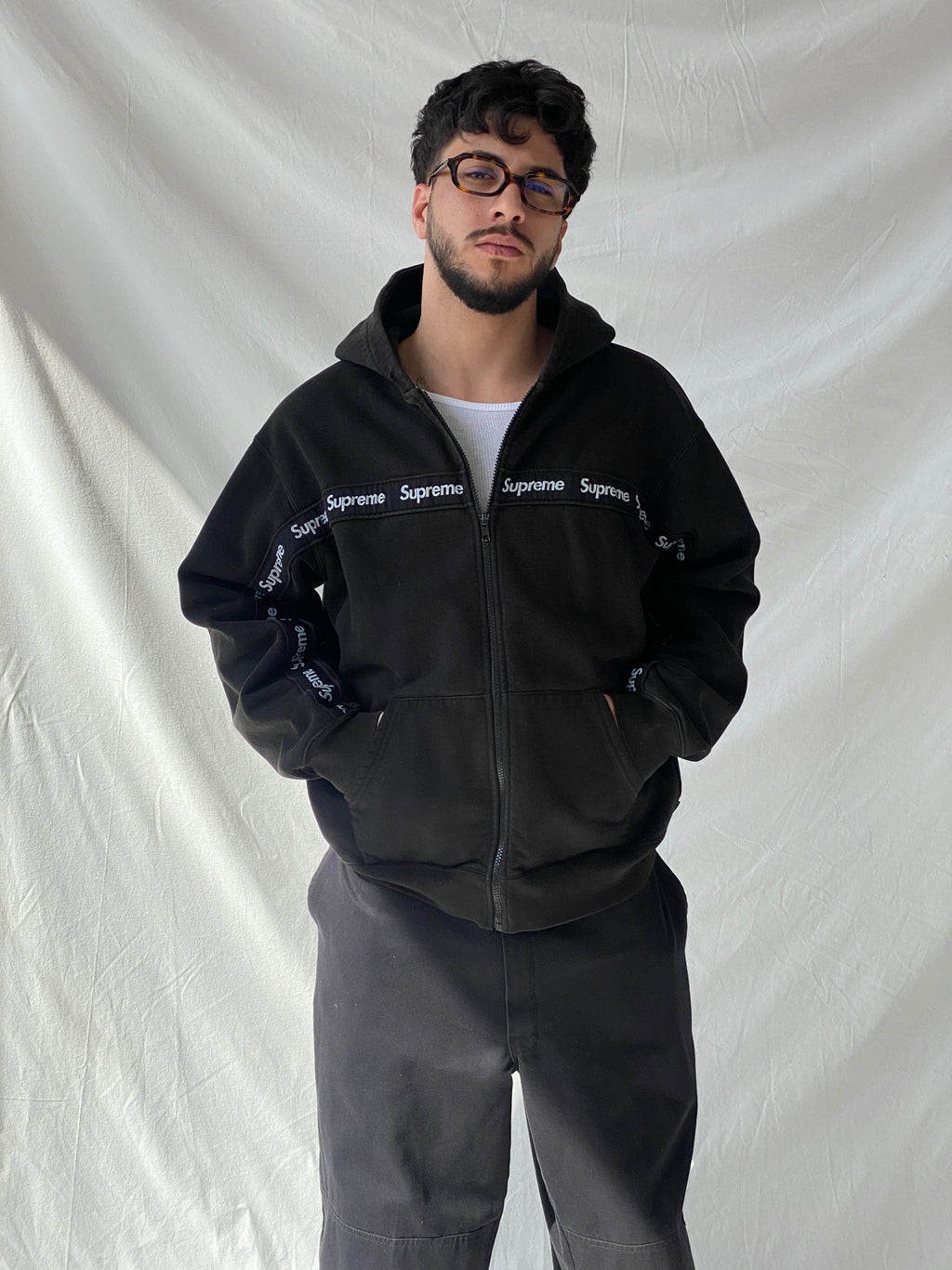 جاكيت رجالي أسود بغطاء رأس وسحاب ونص مخطط من Supreme Text Stripe - مقاس كبير