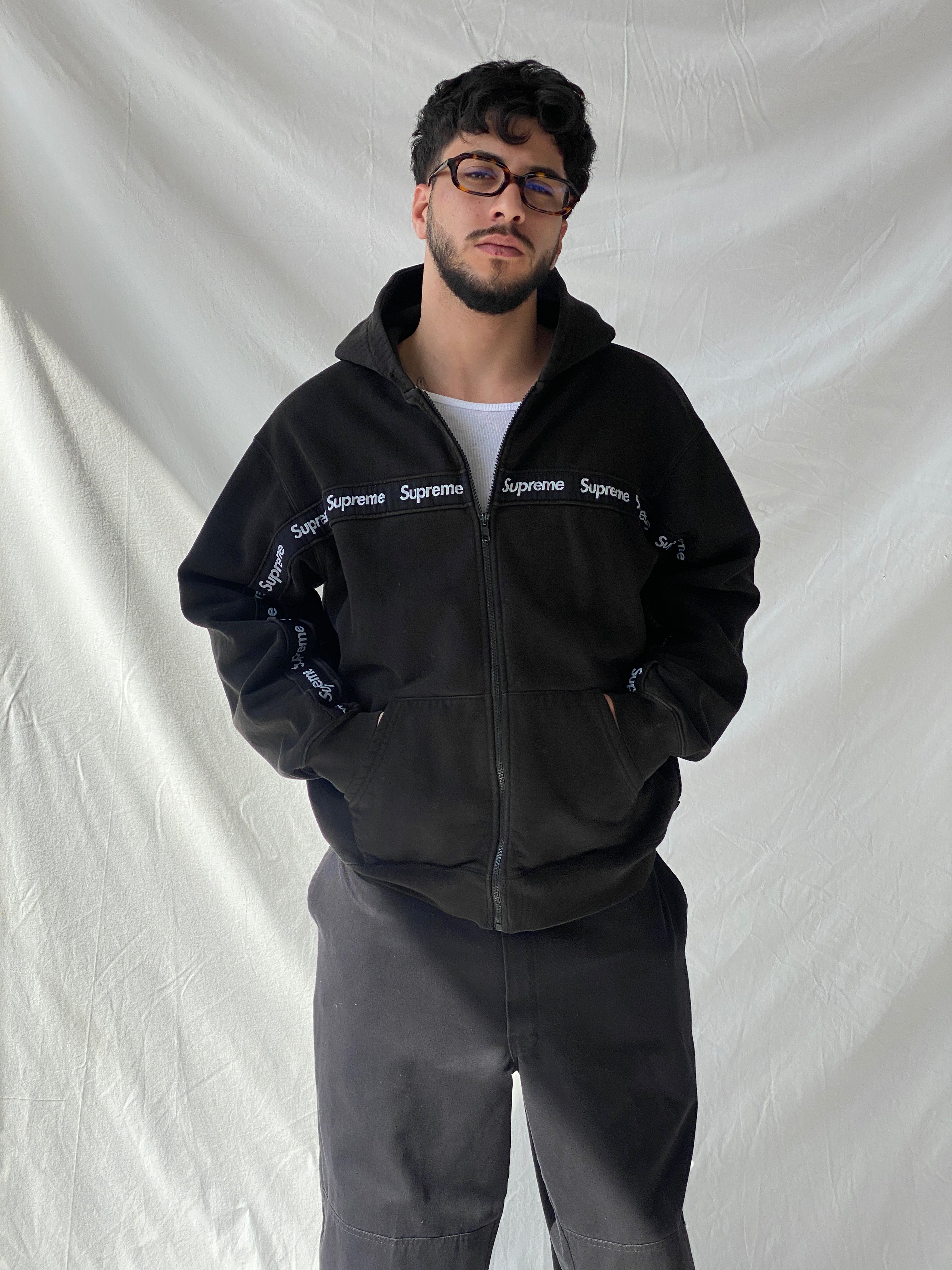 جاكيت رجالي أسود بغطاء رأس وسحاب ونص مخطط من Supreme Text Stripe - مقاس كبير