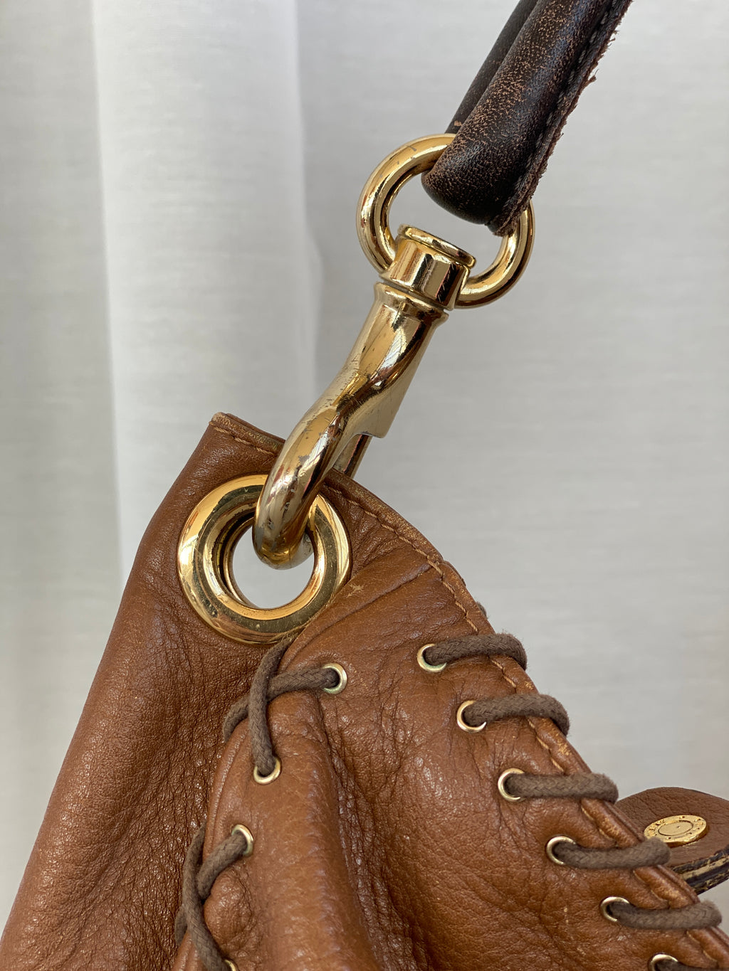 حقيبة كتف هوبو كبيرة من الجلد البني من جيمي تشو Y2K