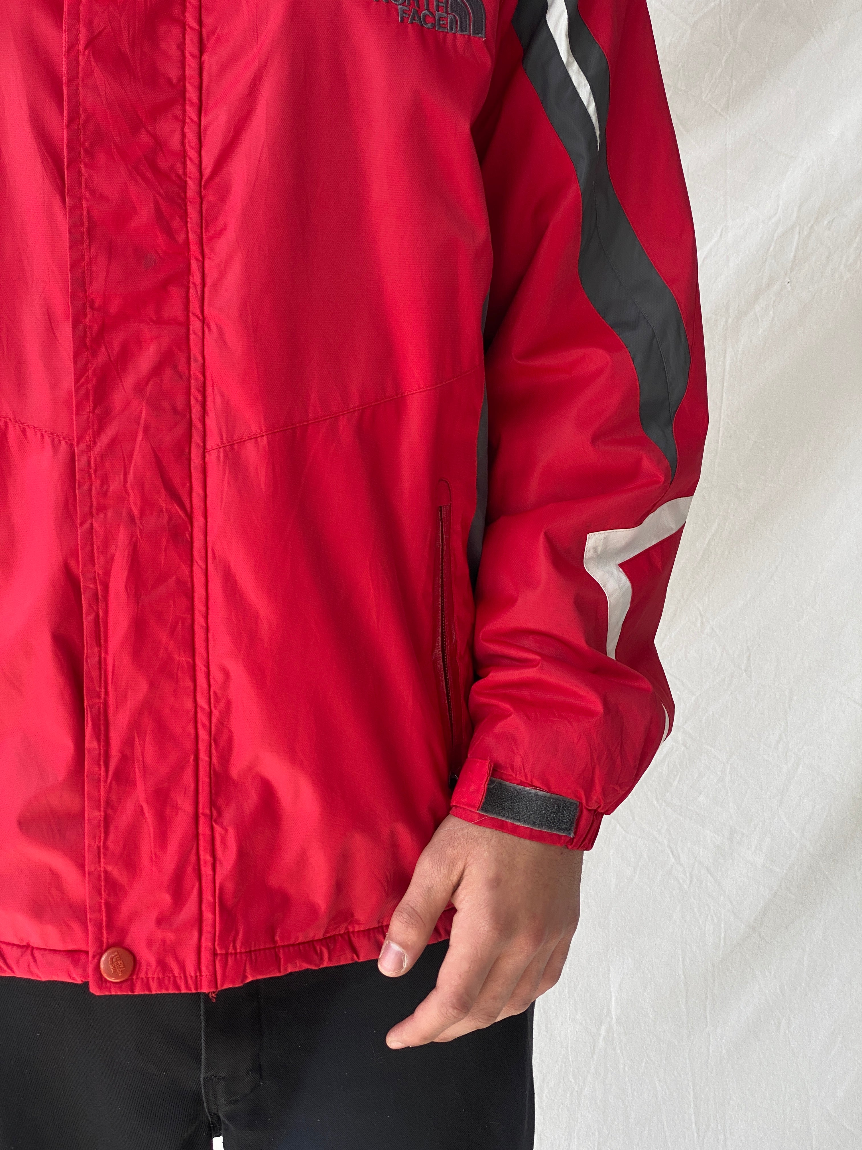 جاكيت رجالي من سلسلة Summit Series باللونين الأحمر والرمادي من The North Face 00s - مقاس XL