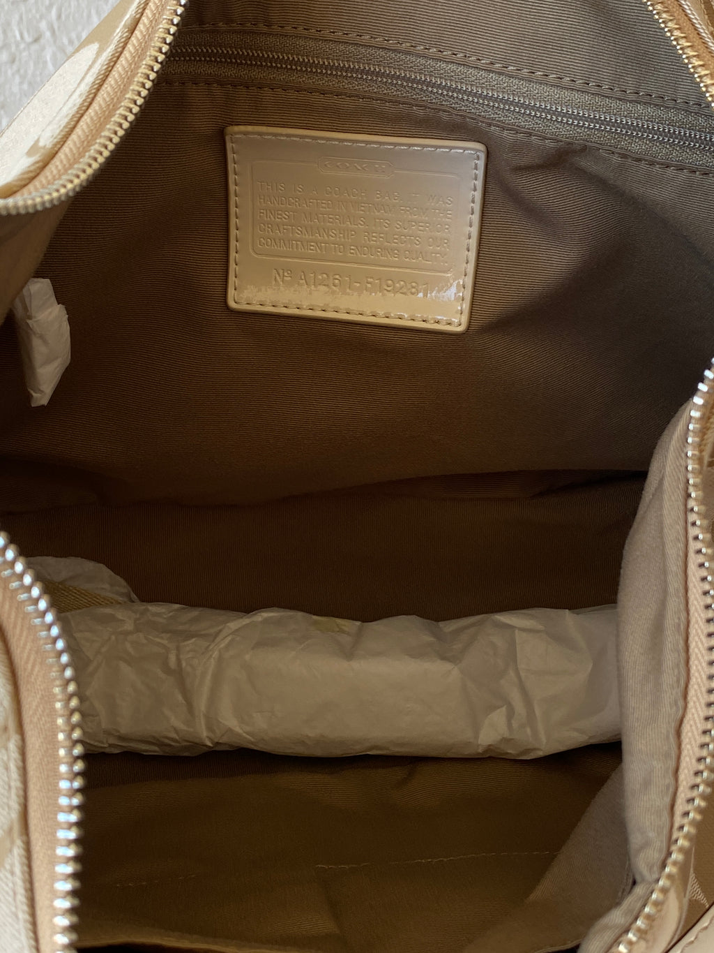 حقيبة كتف Coach Signature C الجديدة كليًا، من قماش الجاكار البيج، بخطوط بيضاء، قابلة للتحويل، F19281