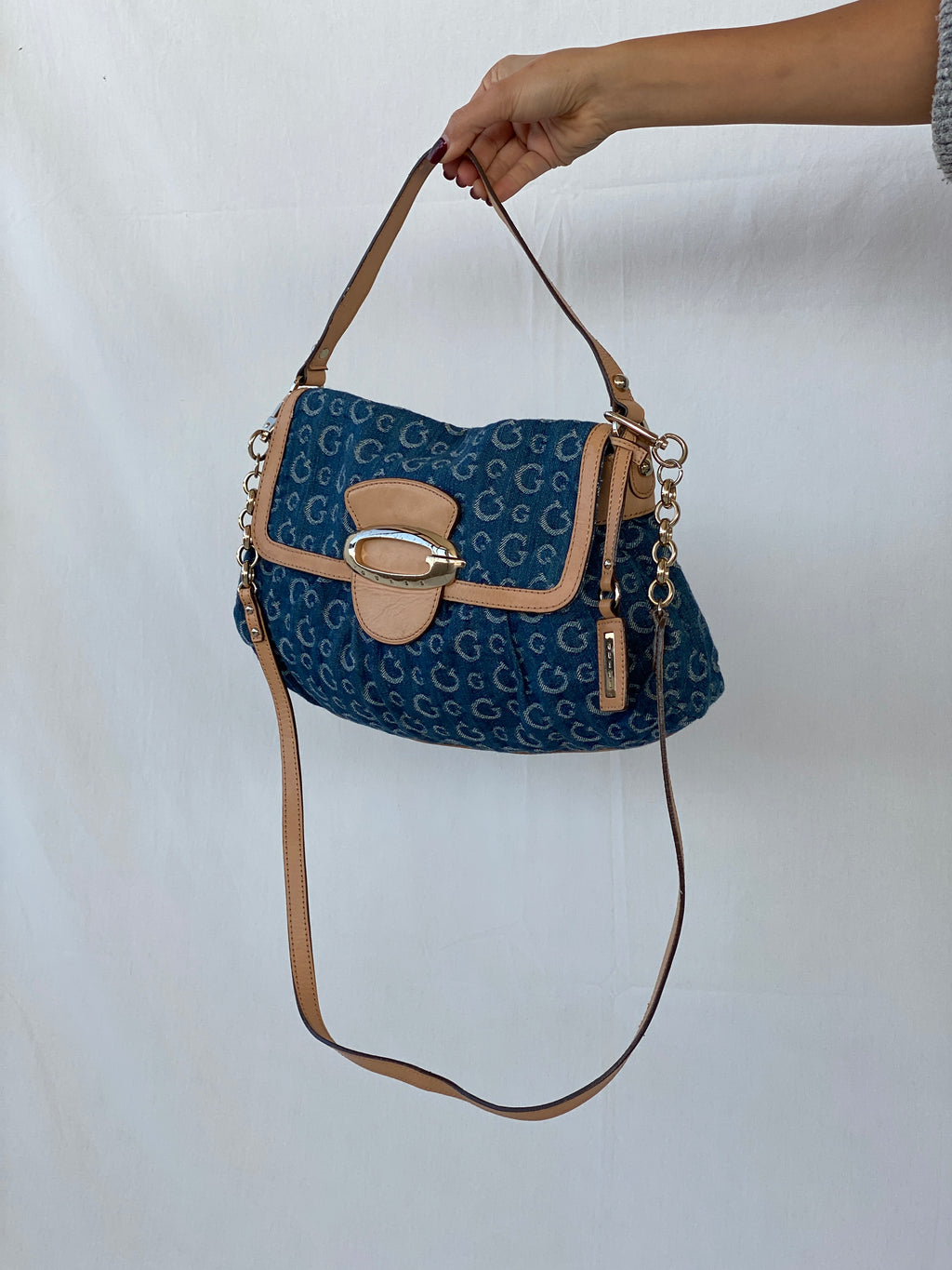 حقيبة كتف نادرة من قماش الدنيم من جيس باي مارسيانو تعود إلى العقد الأول من القرن الحادي والعشرين