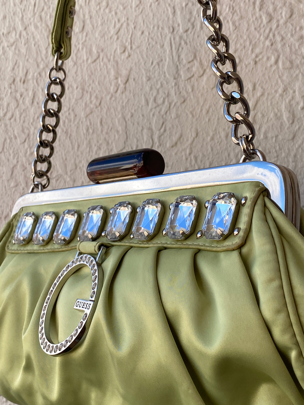 حقيبة كتف Guess باللون الأخضر الليموني المزين بالكريستال Y2K