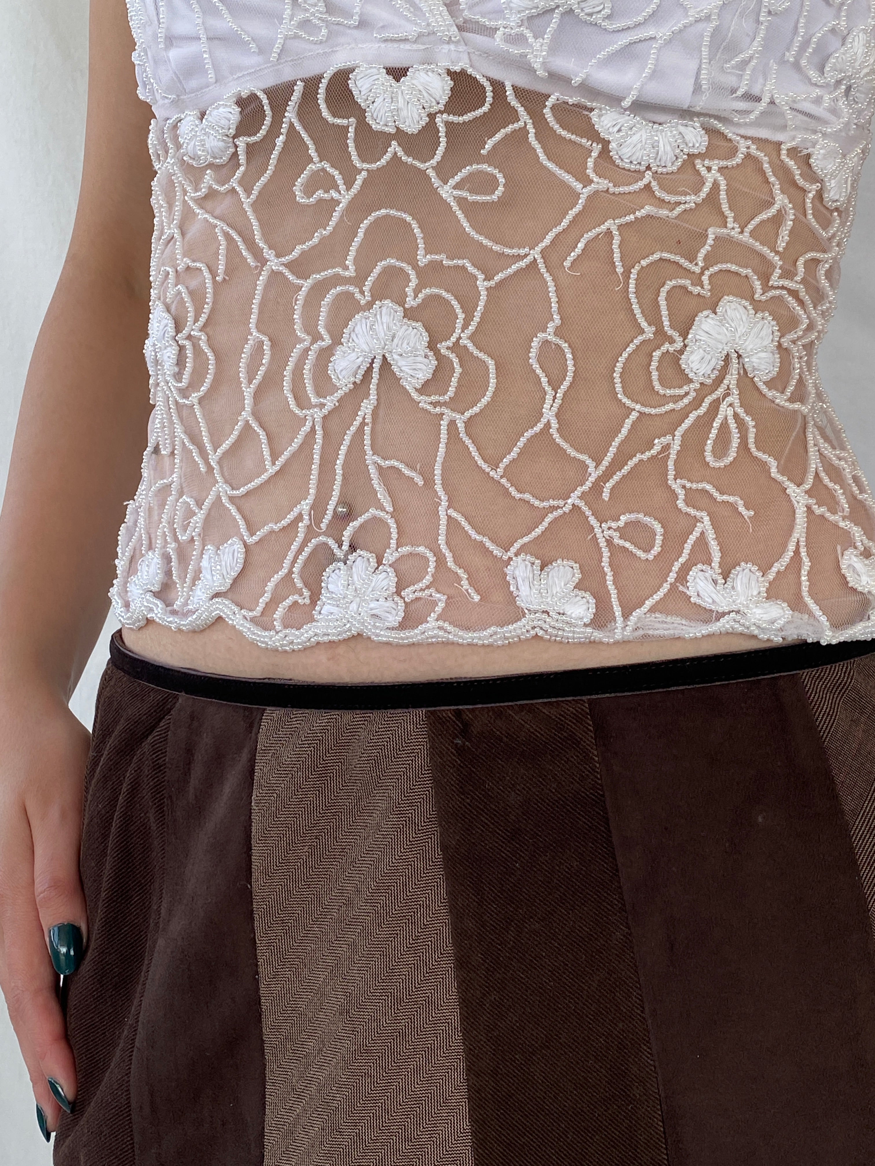 بلوزة نسائية شفافة مكشوفة الظهر ومزينة بالخرز باللون الأبيض من Y2K Hot Couture - مقاس صغير