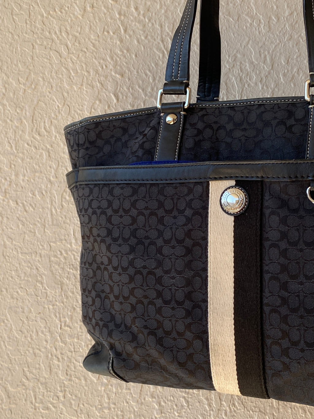 حقيبة كتف نسائية سوداء اللون من Coach Monogram أصلية