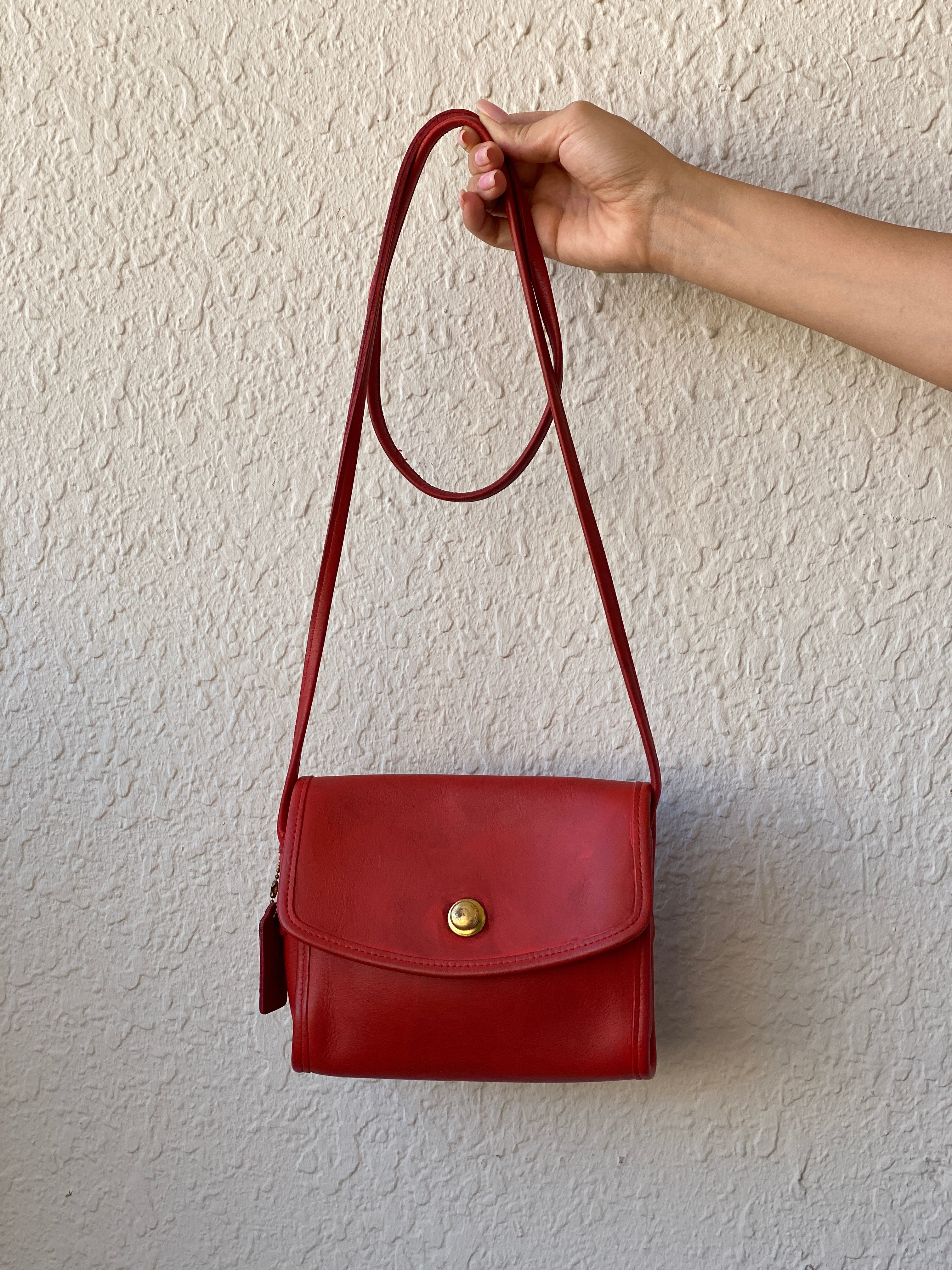 حقيبة كروس بودي كلاسيكية من Coach، مصنوعة من الجلد الأحمر، كريستي فلاب