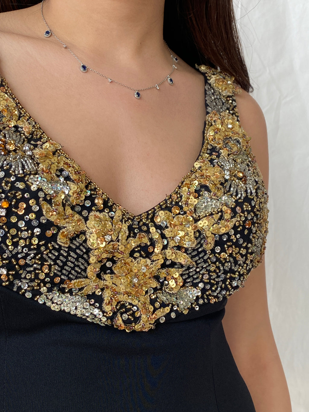 فستان BASIX أسود ضيق بدون أكمام مع تفاصيل ترتر وخرز ذهبي - M