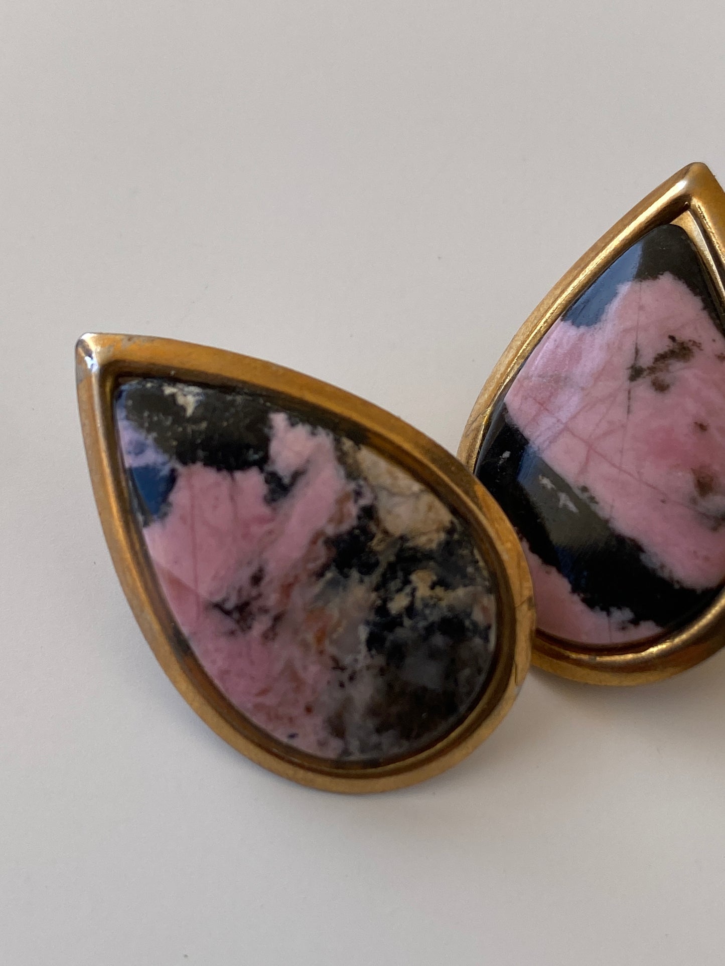Vintage Teardrop Marbled Gold Tone Pink Black Resin Cabochon Stud Earrings
