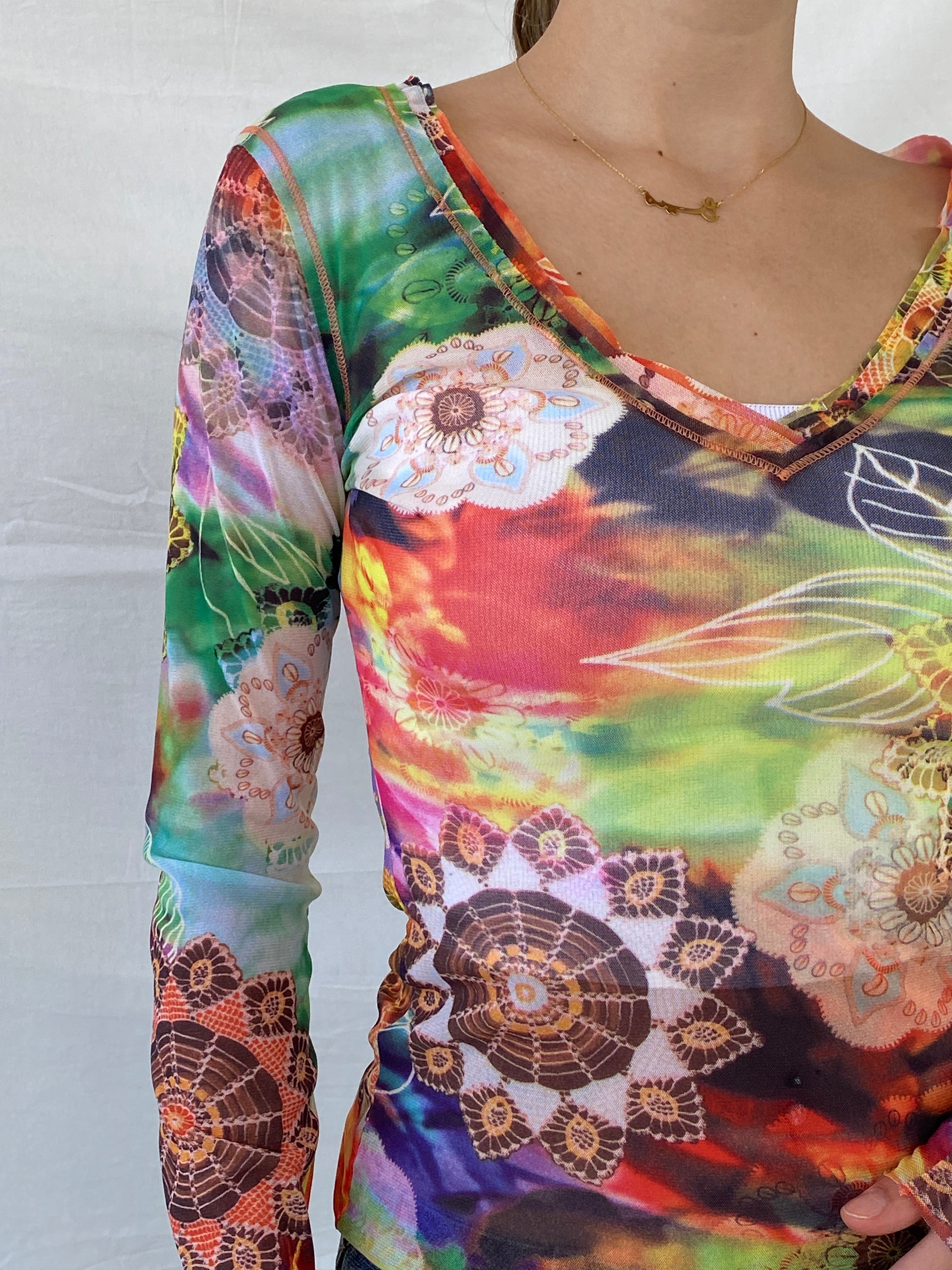 بلوزة United Colors of Benetton ذات رسومات زهور شبكية بأكمام كاملة - مقاس صغير