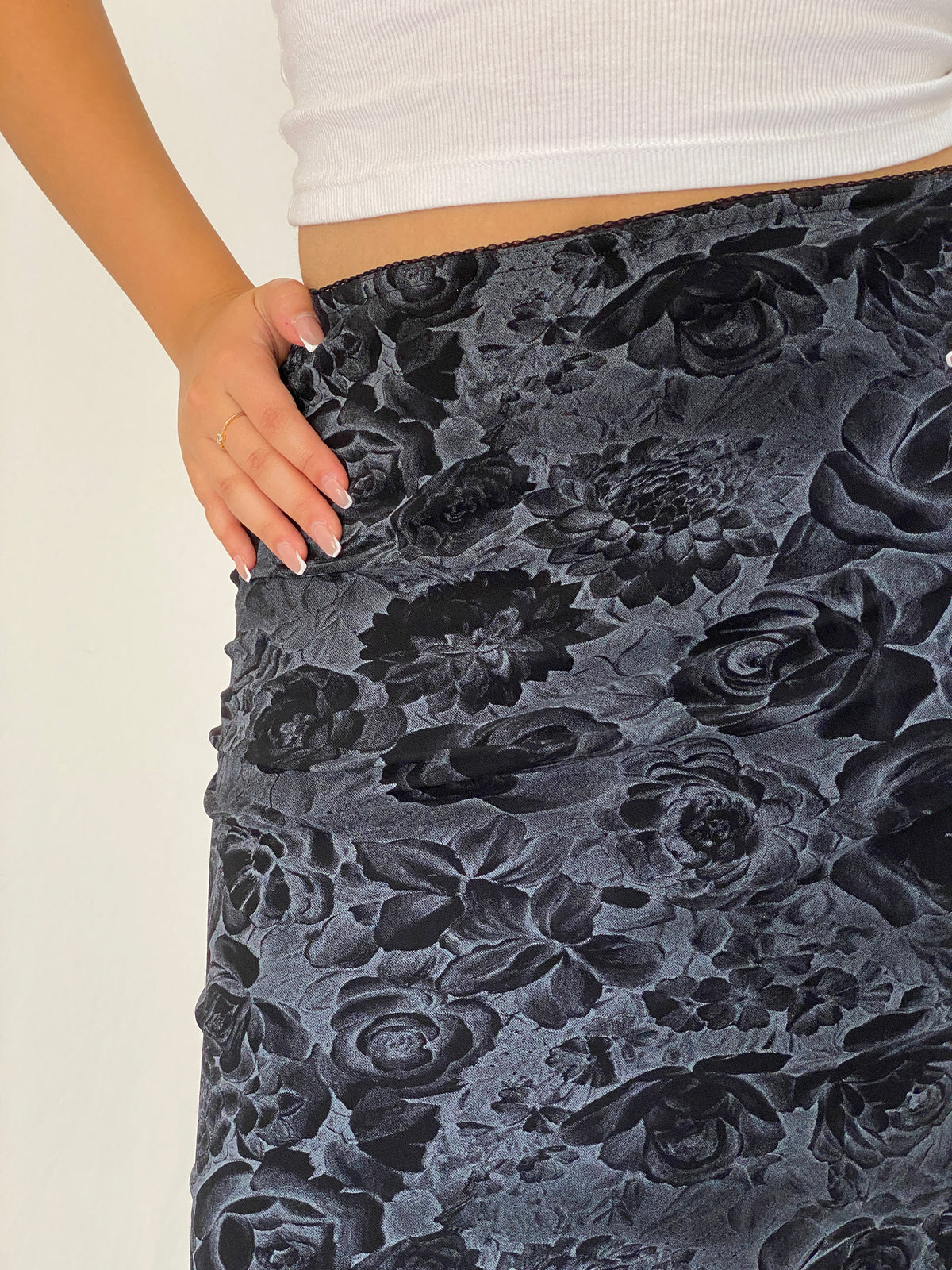 Vintage Y2K Jennyfer Black & Grey Floral Mesh Midi Skirt - L Vintage Y2K Jennyfer Black & Grey Floral Mesh Midi Skirt - L