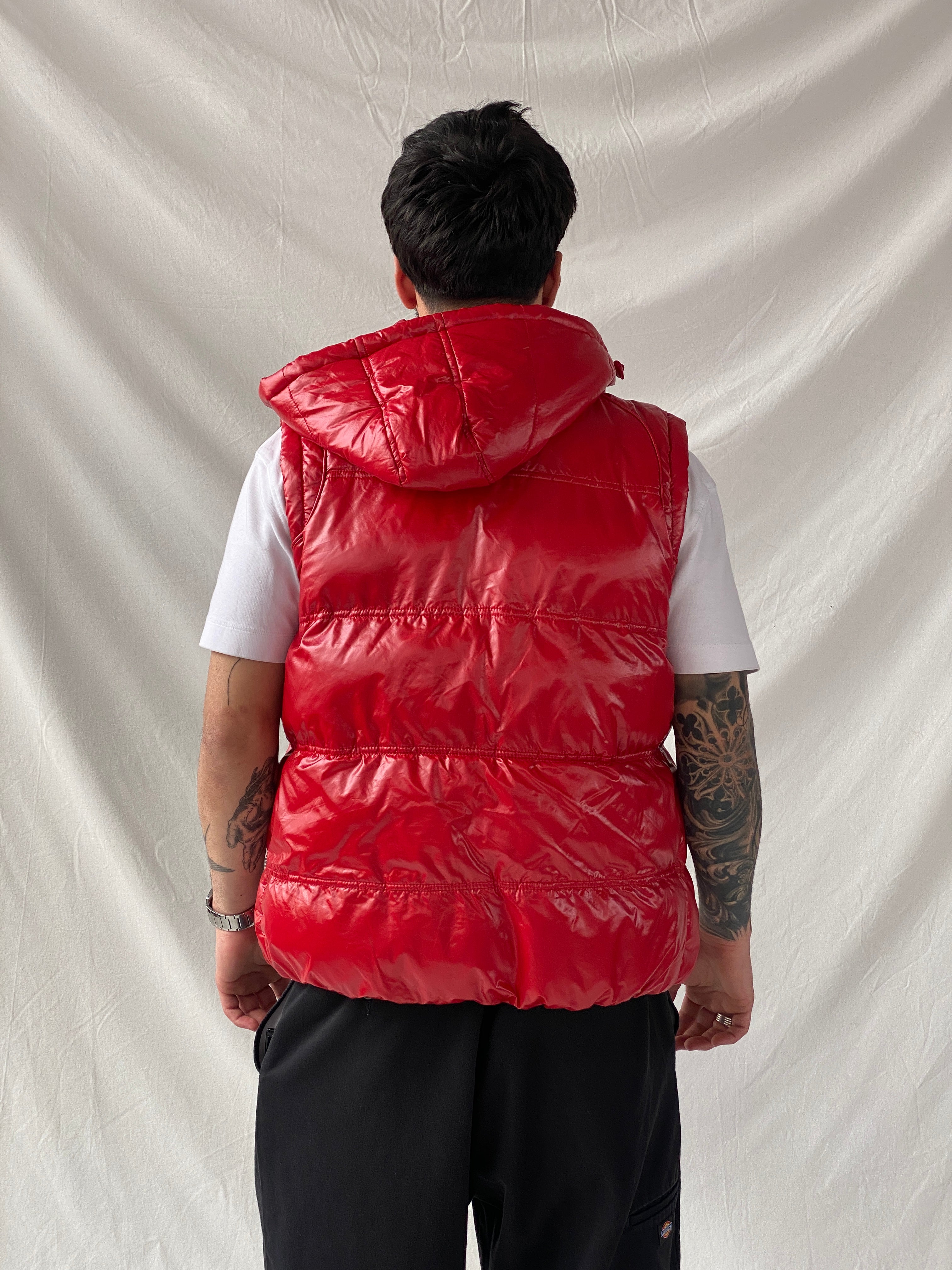 سترة يونغ آند ريتش الحمراء المبطنة بدون أكمام والمنفوخة بغطاء للرأس - مقاس متوسط