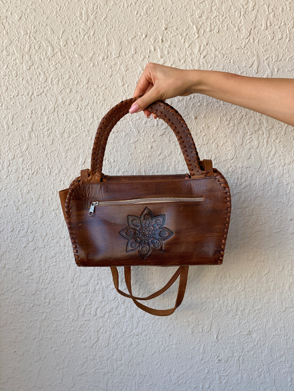 حقيبة كتف من الجلد الأفريقي العتيق، مصنوعة يدويًا، باللون البني، مزينة بنقوش زهرية