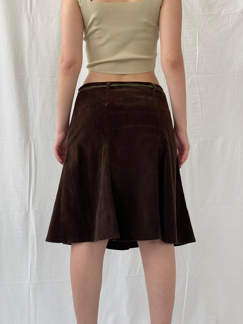 تنورة متوسطة الطول من قماش مخملي بني من طراز بيسكارا التسعينيات مع حزام ربطة عنق من الحبل - مقاس متوسط