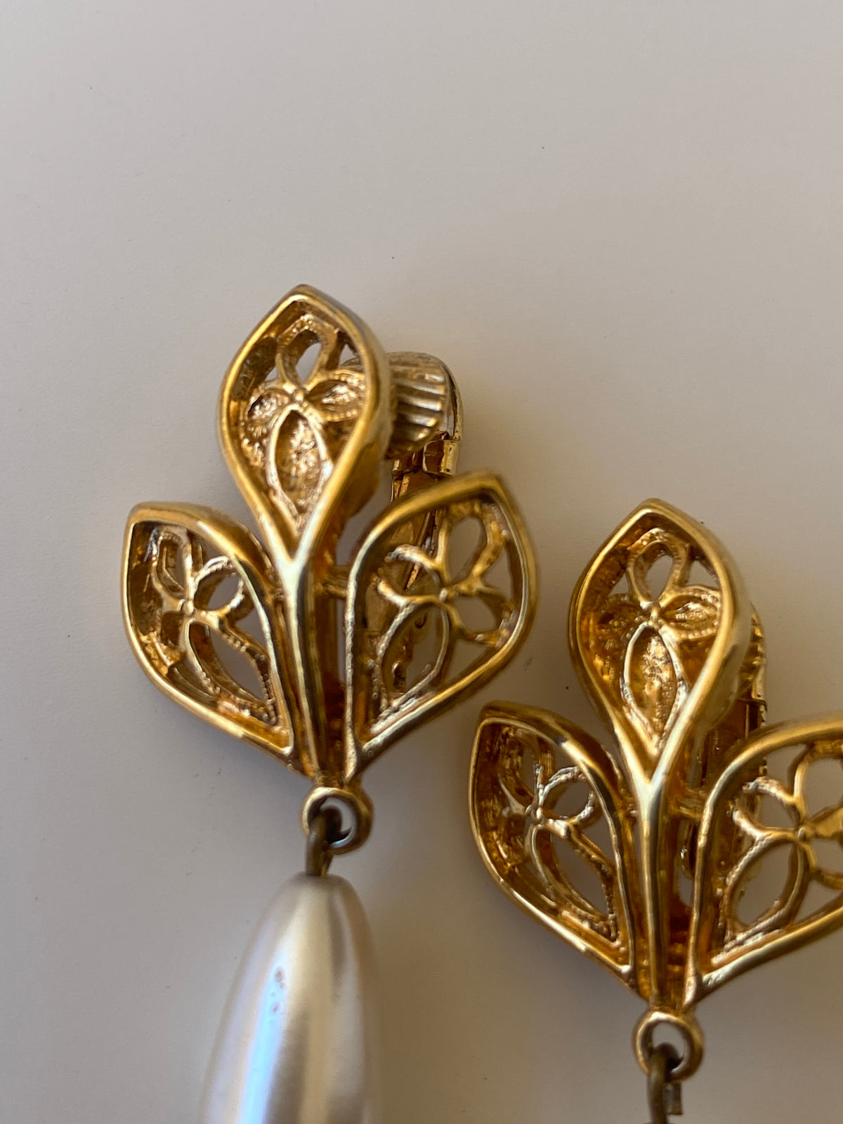 Vintage Sarah Coventry Faux Pearl Drop Clip-On Earrings Gold Tone Floral Filigree Vintage Sarah Coventry Faux Pearl Drop Clip-On Earrings Gold Tone Floral Filigree