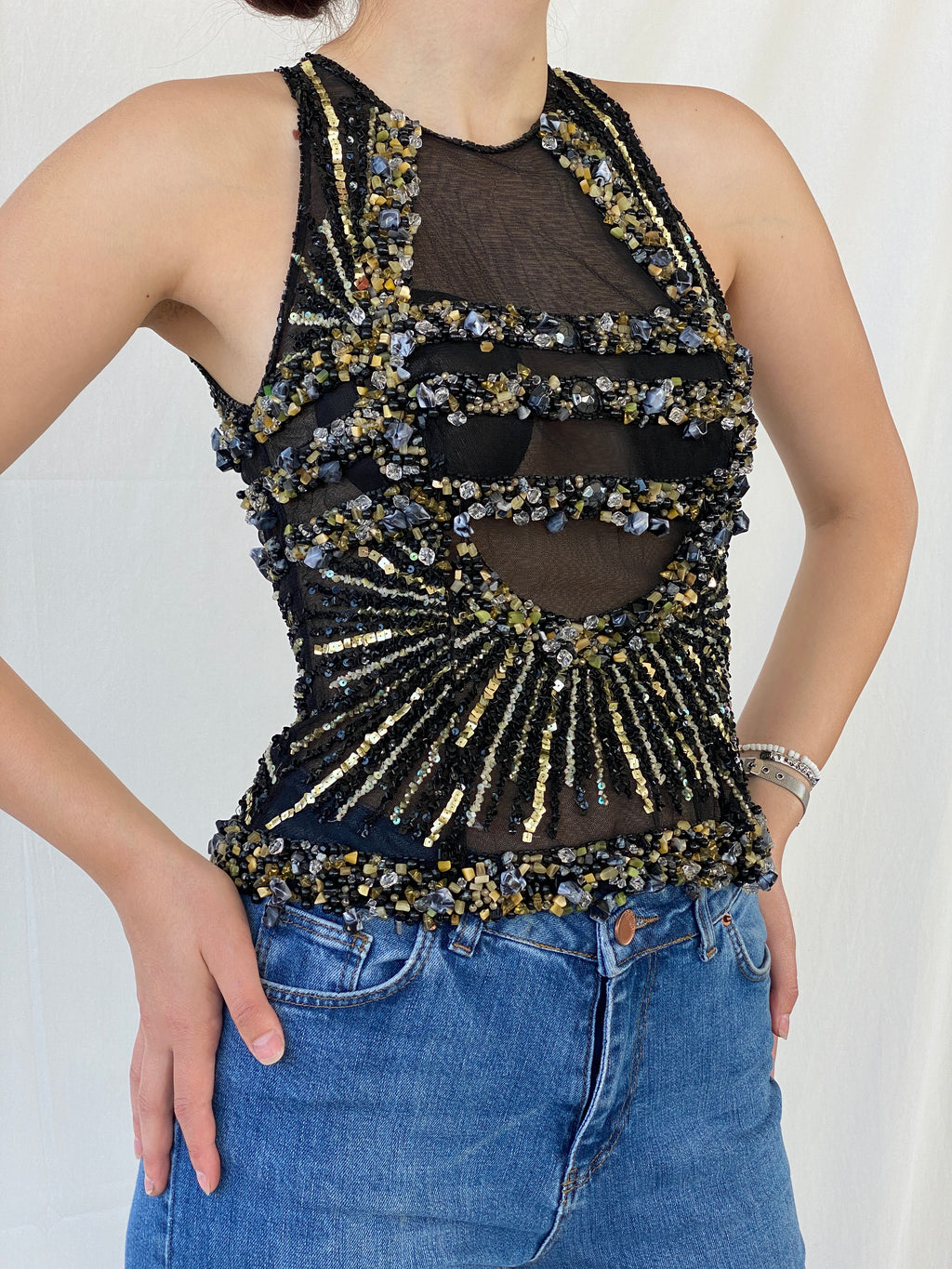 بلوزة حفلات شفافة سوداء مذهلة للغاية مزينة بخرز وترتر أسود وذهبي - S