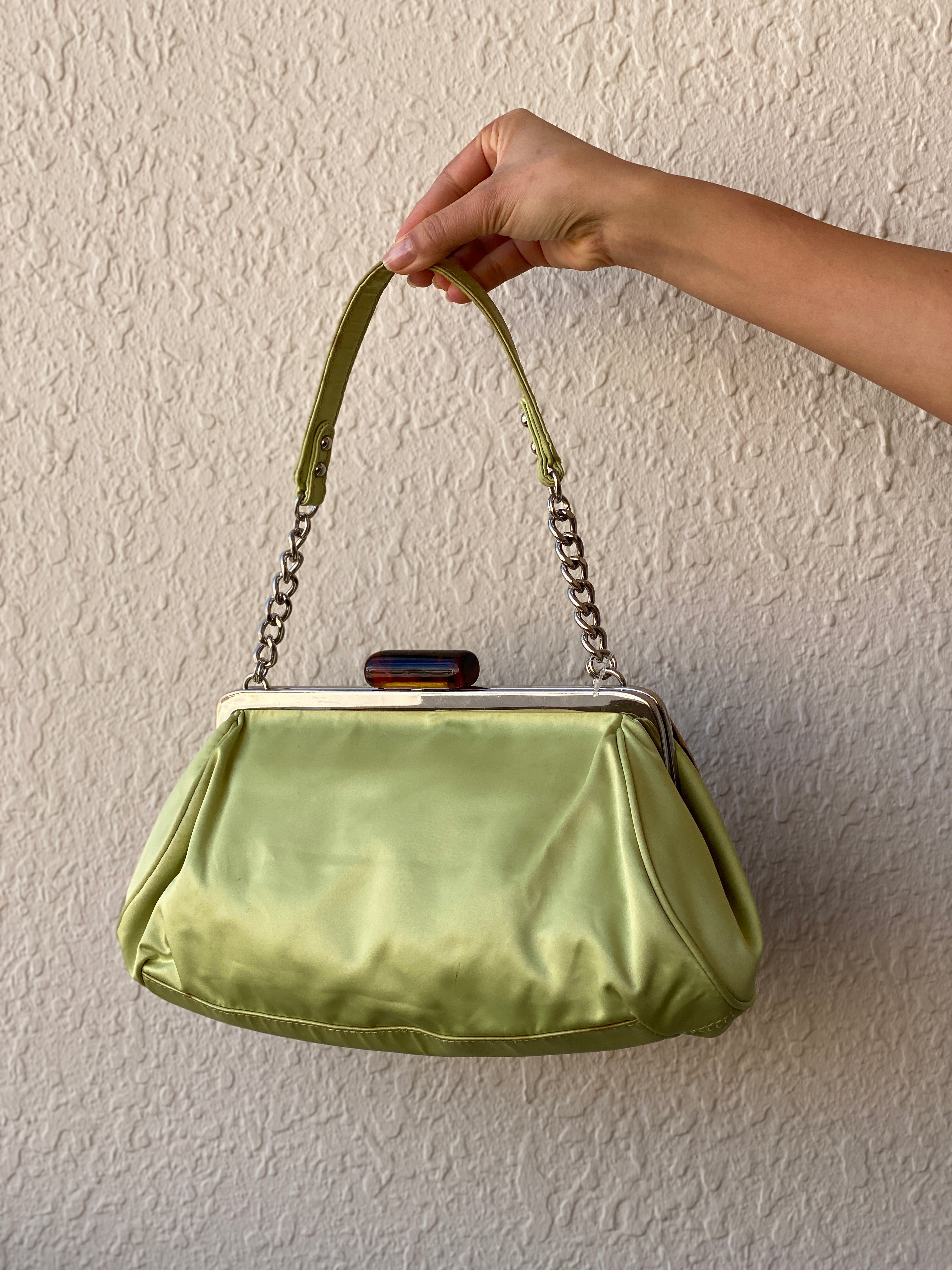 حقيبة كتف Guess باللون الأخضر الليموني المزين بالكريستال Y2K