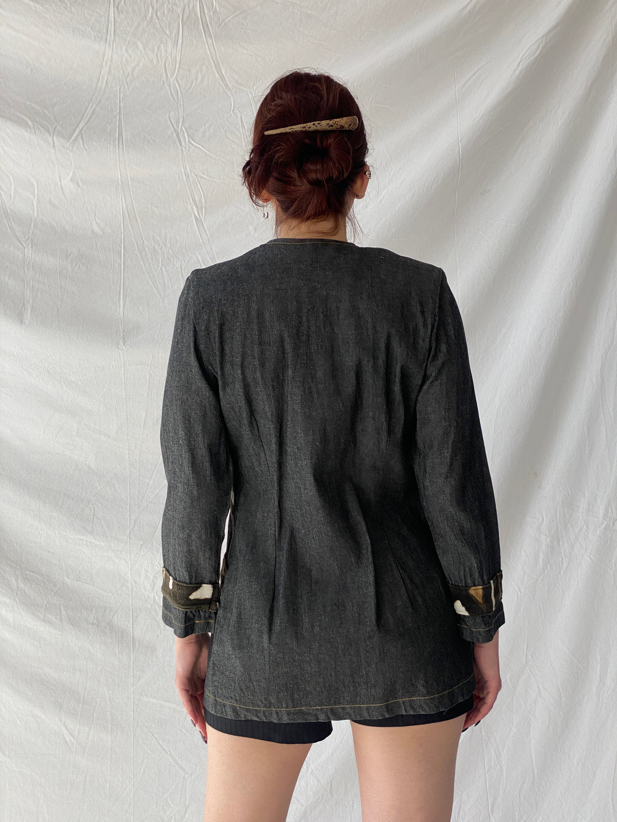 جاكيت جينز قطني من تصميم تشارلي، من مجموعة Vintage Jamp Fashion - مقاس M جاكيت جينز قطني من تصميم تشارلي، من مجموعة Vintage Jamp Fashion - مقاس M