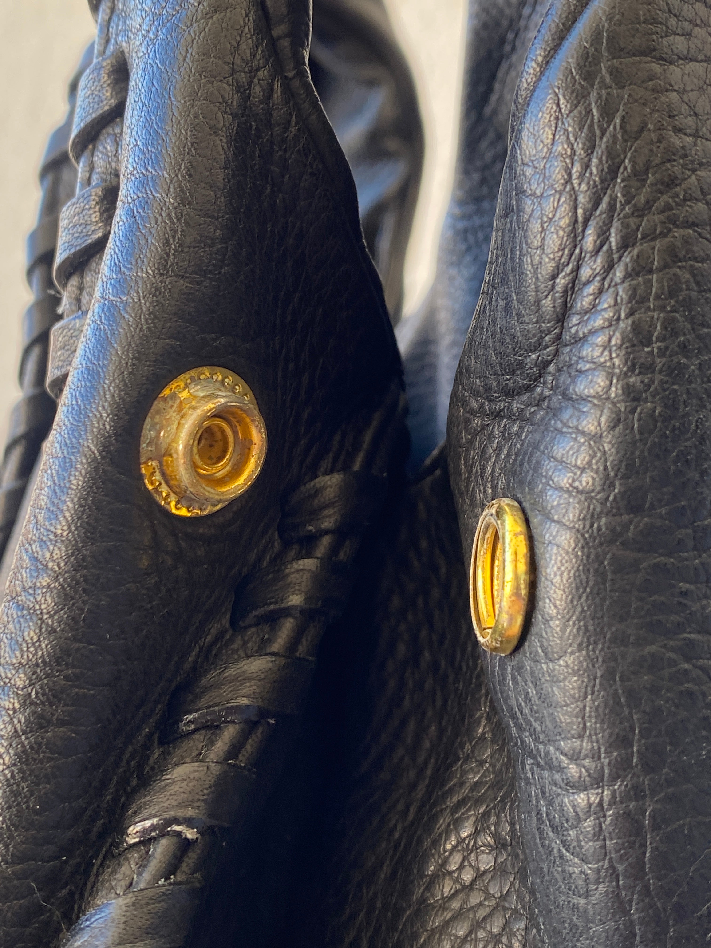 حقيبة كتف جيمي تشو هوبو كبيرة من الجلد المزخرف باللون الأسود