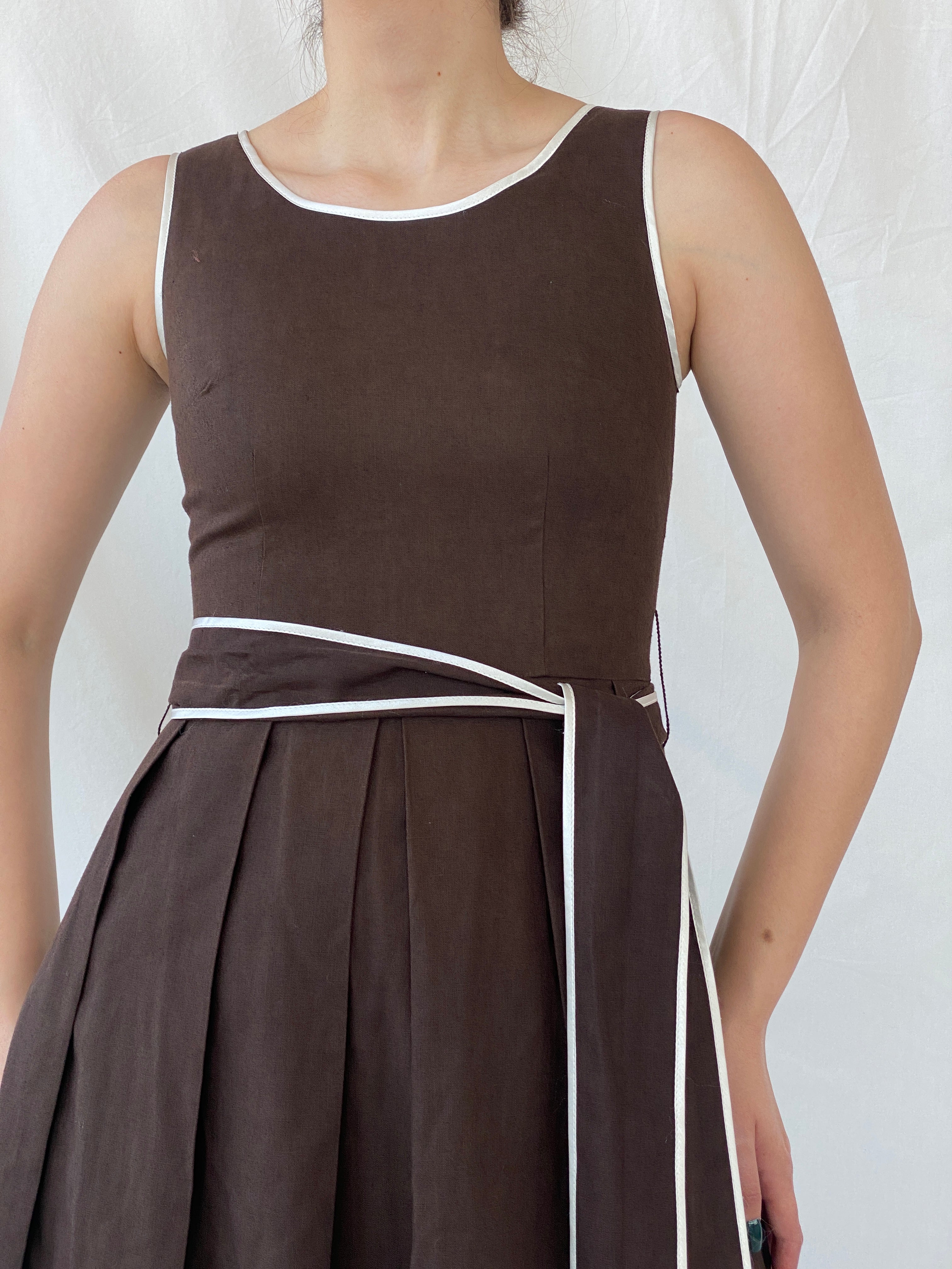 فستان أورساي بني شوكولاتة بدون أكمام متوسط ​​الطول من Y2K مع رباط على الخصر - مقاس صغير