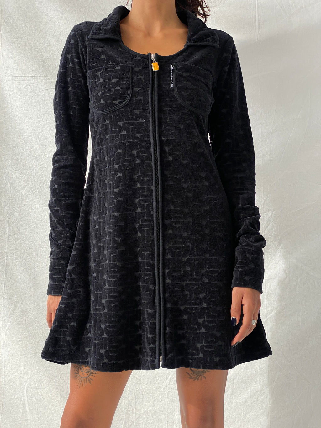 فستان كانا بيتش مونا أسود قصير من القطن بأكمام طويلة وسحاب - مقاس صغير