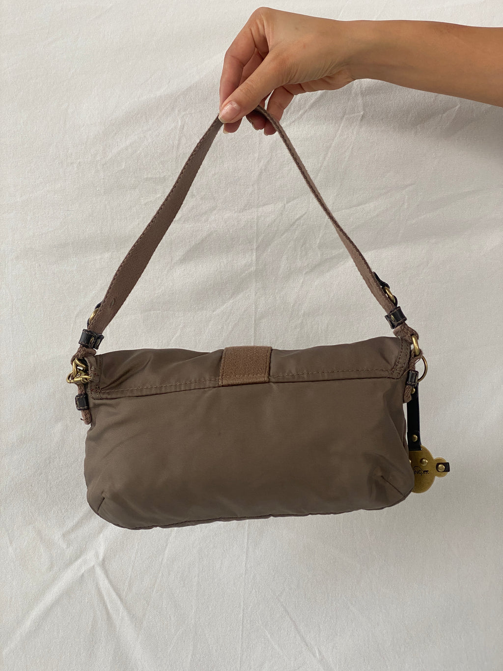 حقيبة كتف صغيرة من القماش من كيبلينج إستر سيتي باللون البني