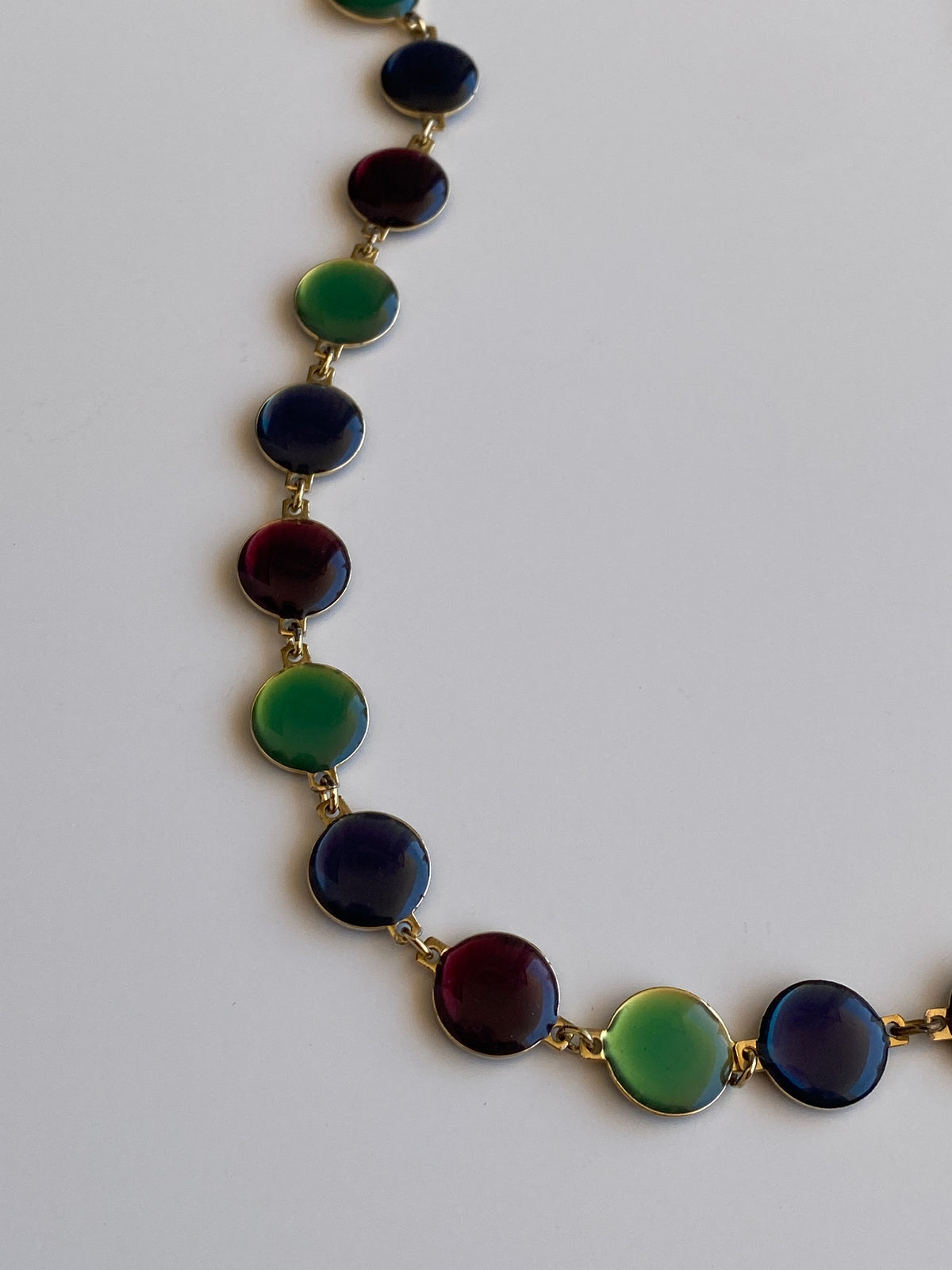 Vintage Double-Sided Green & Burgundy Lucite Disc Long Necklace Vintage Double-Sided Green & Burgundy Lucite Disc Long Necklace
