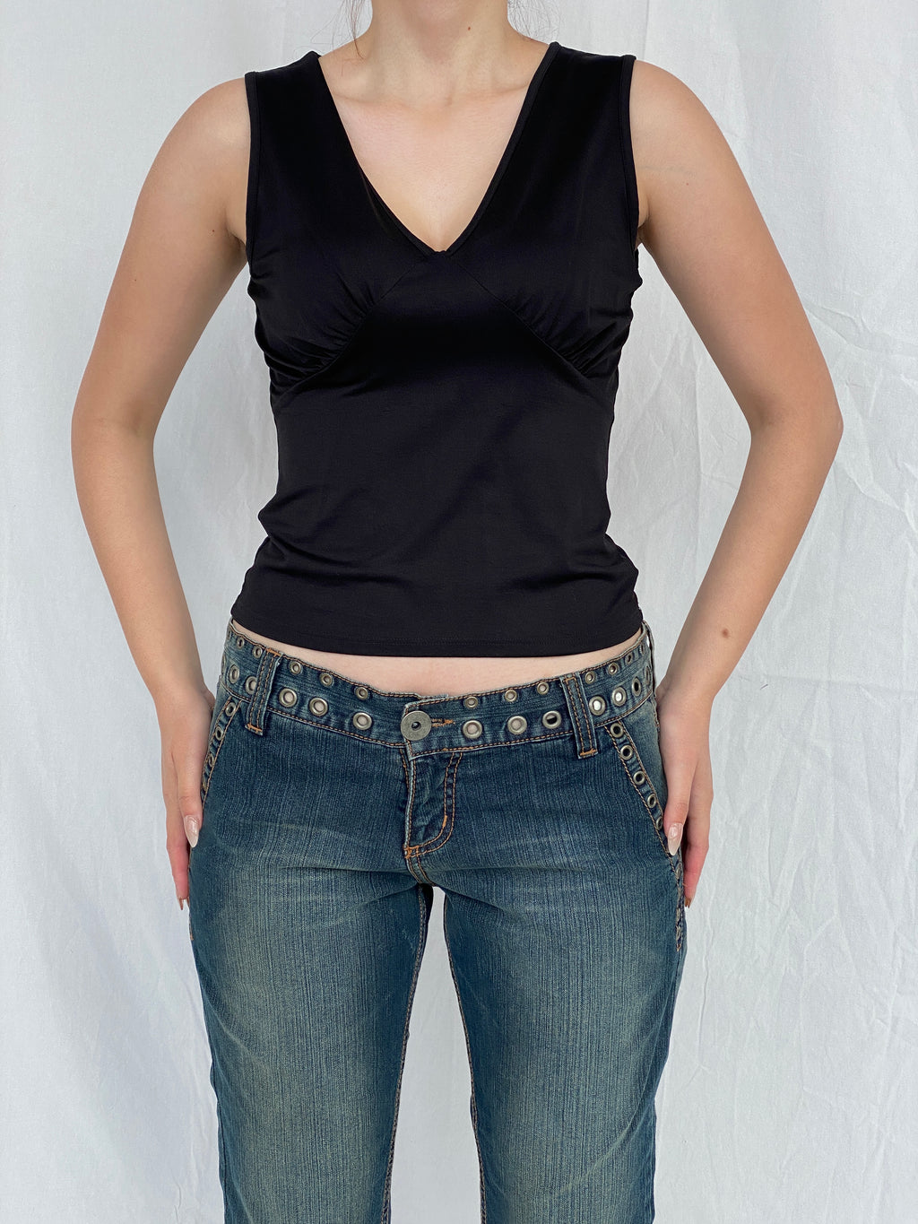 Vintage Women’s Black Sleeveless V-Neck Basic Top - M