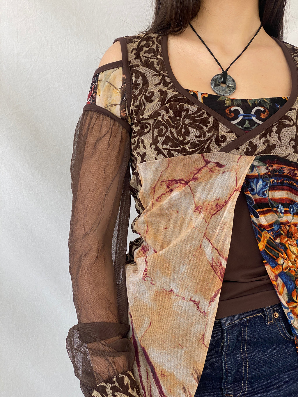 بلوزة "أنقذوا الملكة" بنية اللون بأكمام طويلة شفافة غير متماثلة - مقاس متوسط