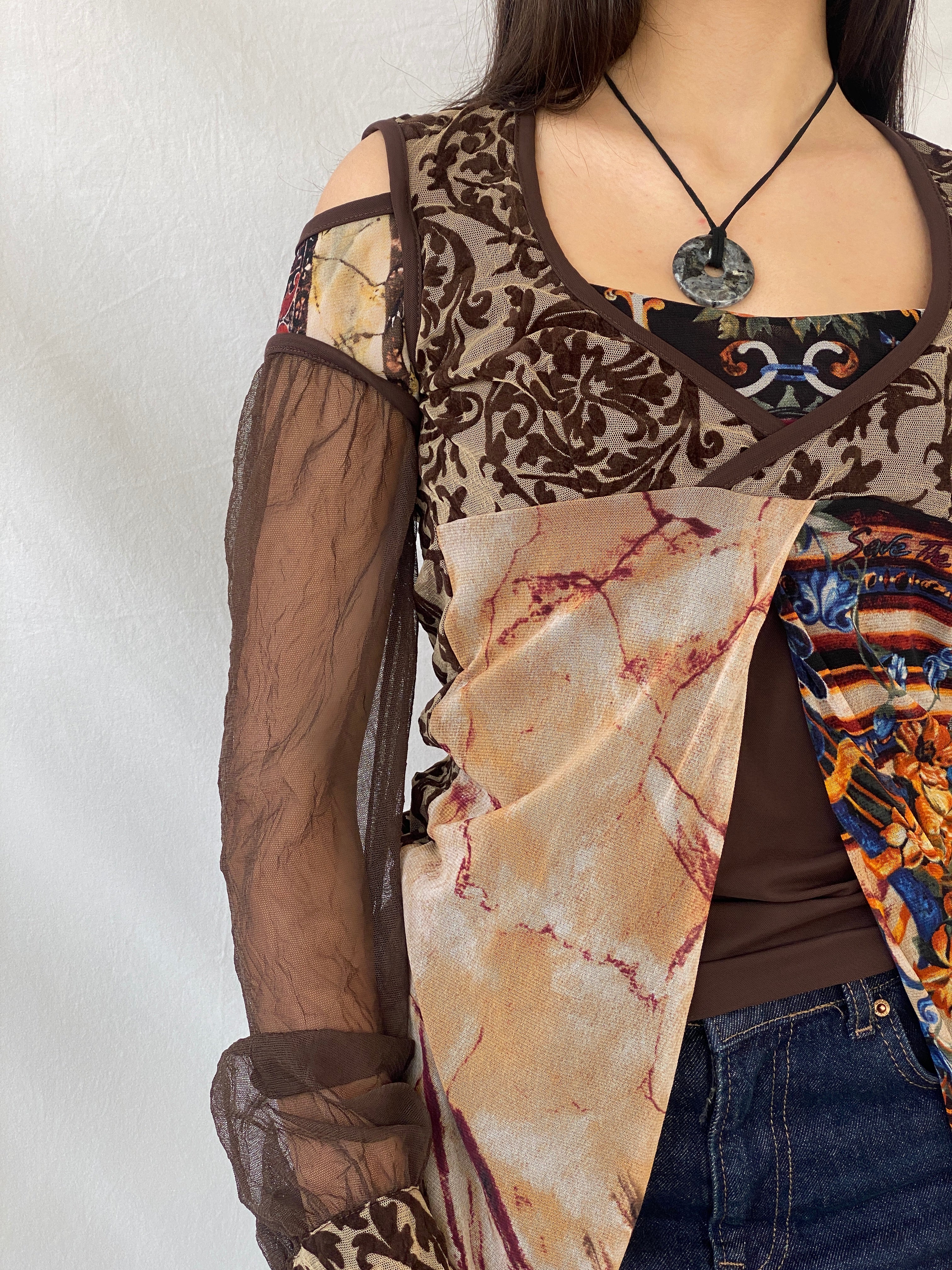 بلوزة "أنقذوا الملكة" بنية اللون بأكمام طويلة شفافة غير متماثلة - مقاس متوسط