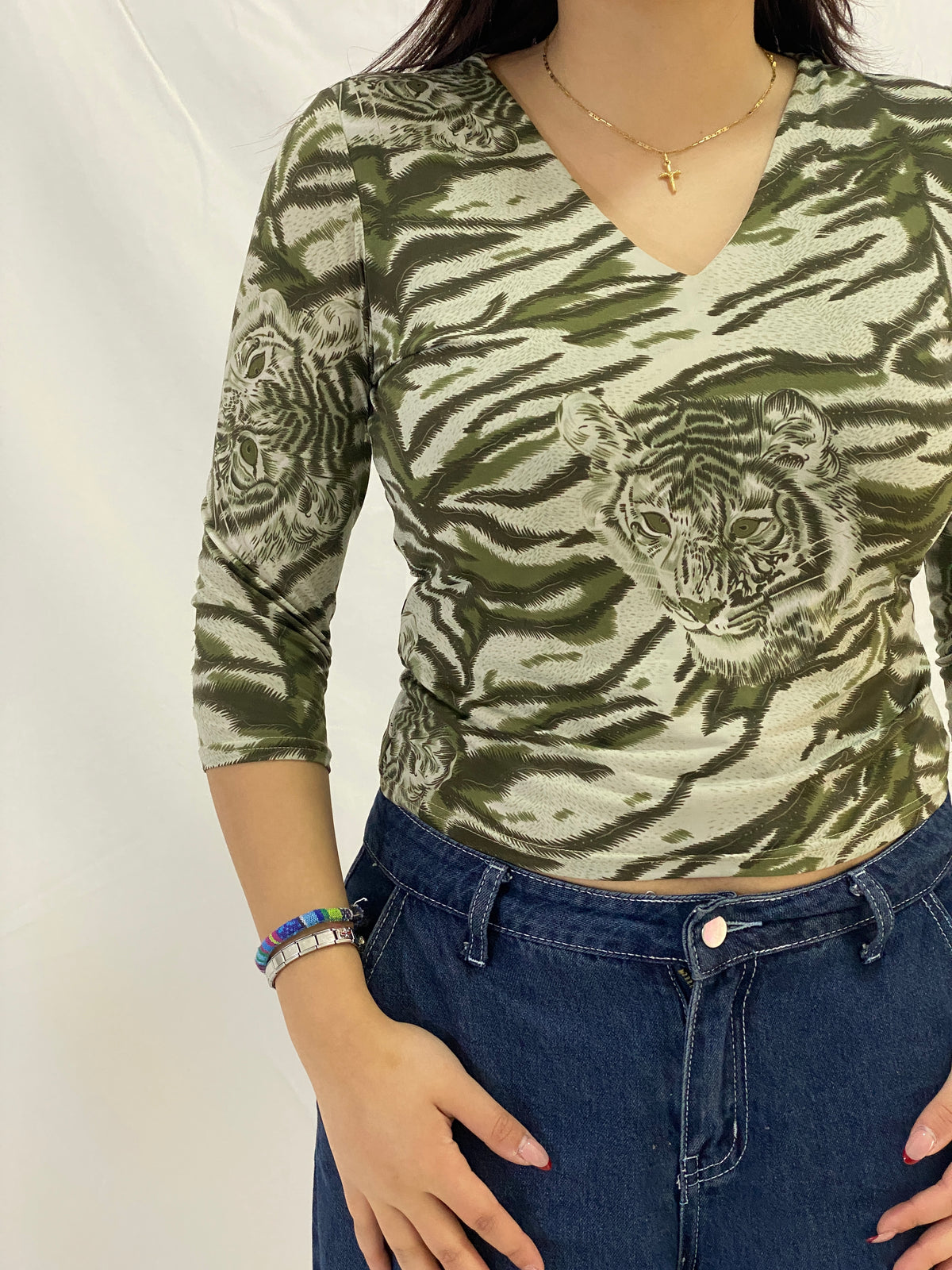 Vintage Green Tiger Print V-Neck Fitted 3/4 Sleeve Top - M Vintage Green Tiger Print V-Neck Fitted 3/4 Sleeve Top - M