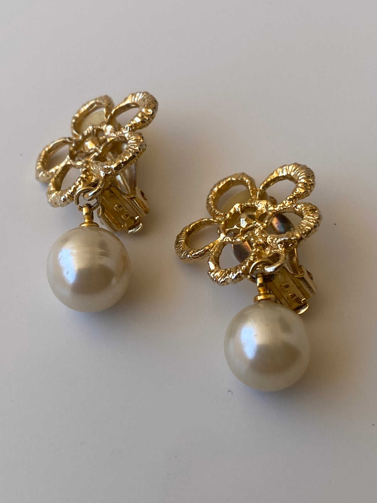 Vintage Gold Tone Floral Faux Pearl Drop Clip-On Earrings Romantic Statement Jewelry Vintage Gold Tone Floral Faux Pearl Drop Clip-On Earrings Romantic Statement Jewelry