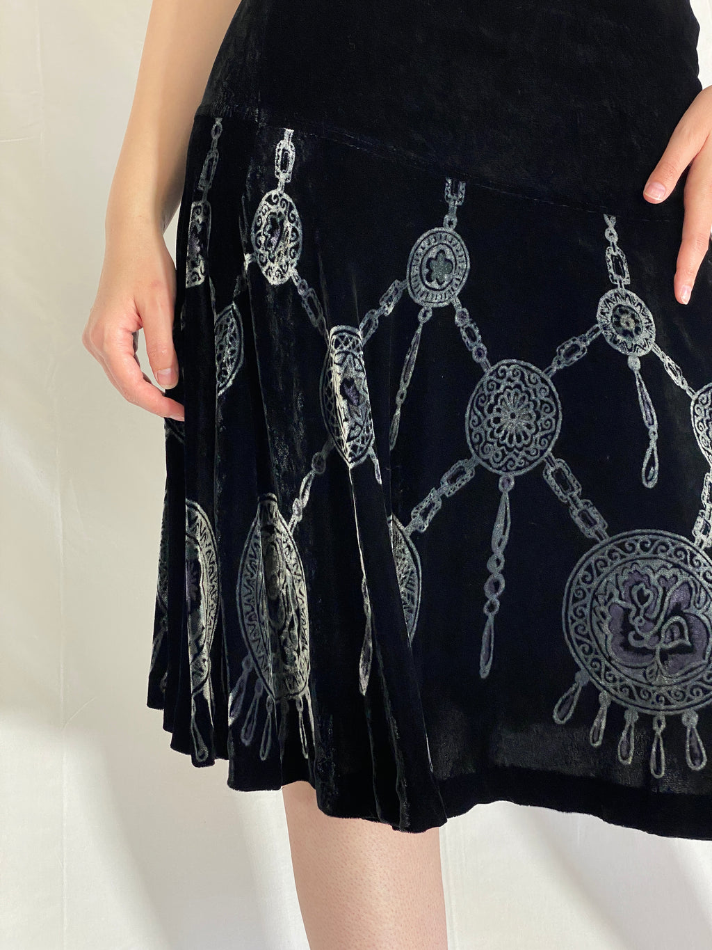 Vintage 90s Passport Black Velvet Embossed Medallion Boho Gothic Y2K A-Line Skirt - M