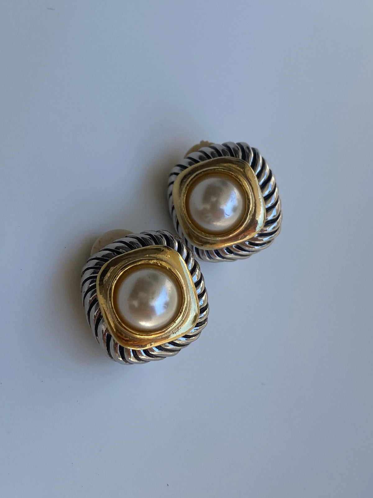 Vintage Two-Tone Faux Pearl Ribbed Clip-On Gold & Silver Earrings Vintage Two-Tone Faux Pearl Ribbed Clip-On Gold & Silver Earrings