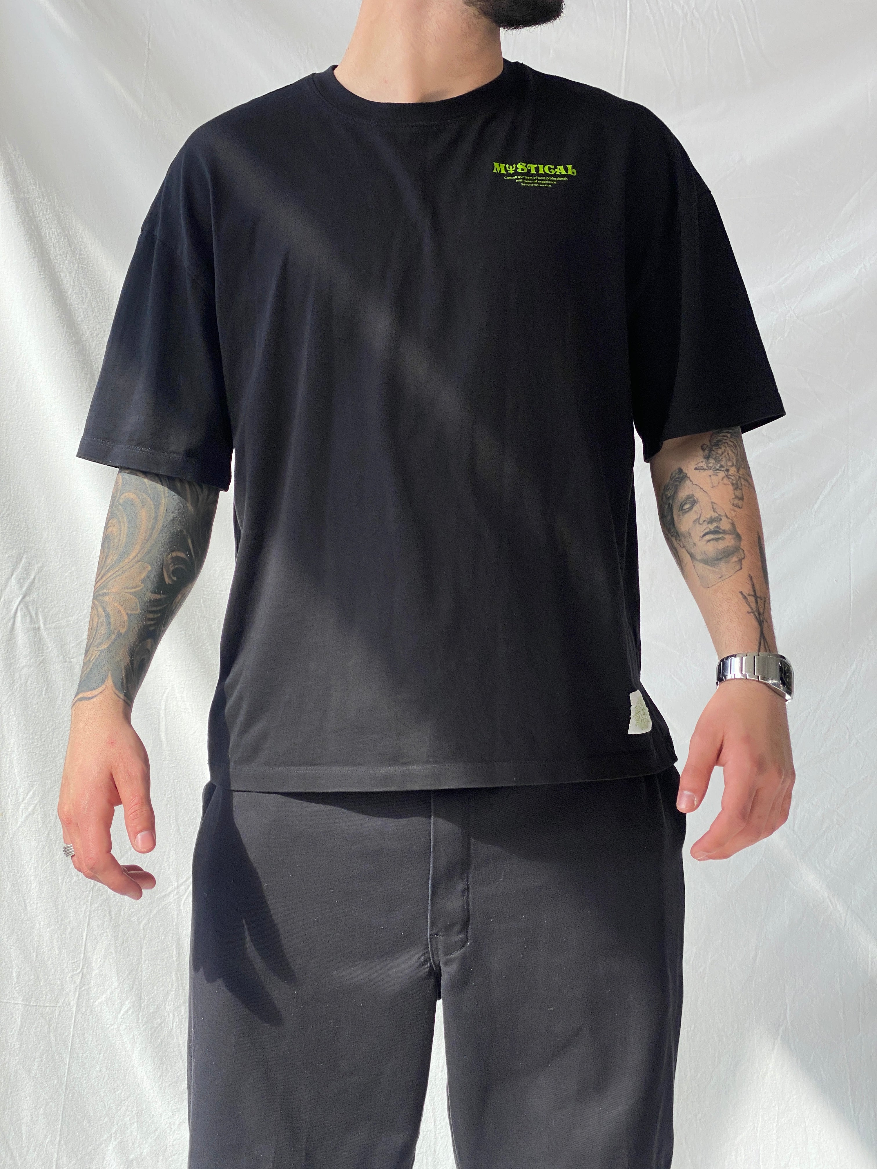 تي شيرت رجالي أسود مطبوع عليه رسومات غامضة من بيرشكا - مقاس متوسط