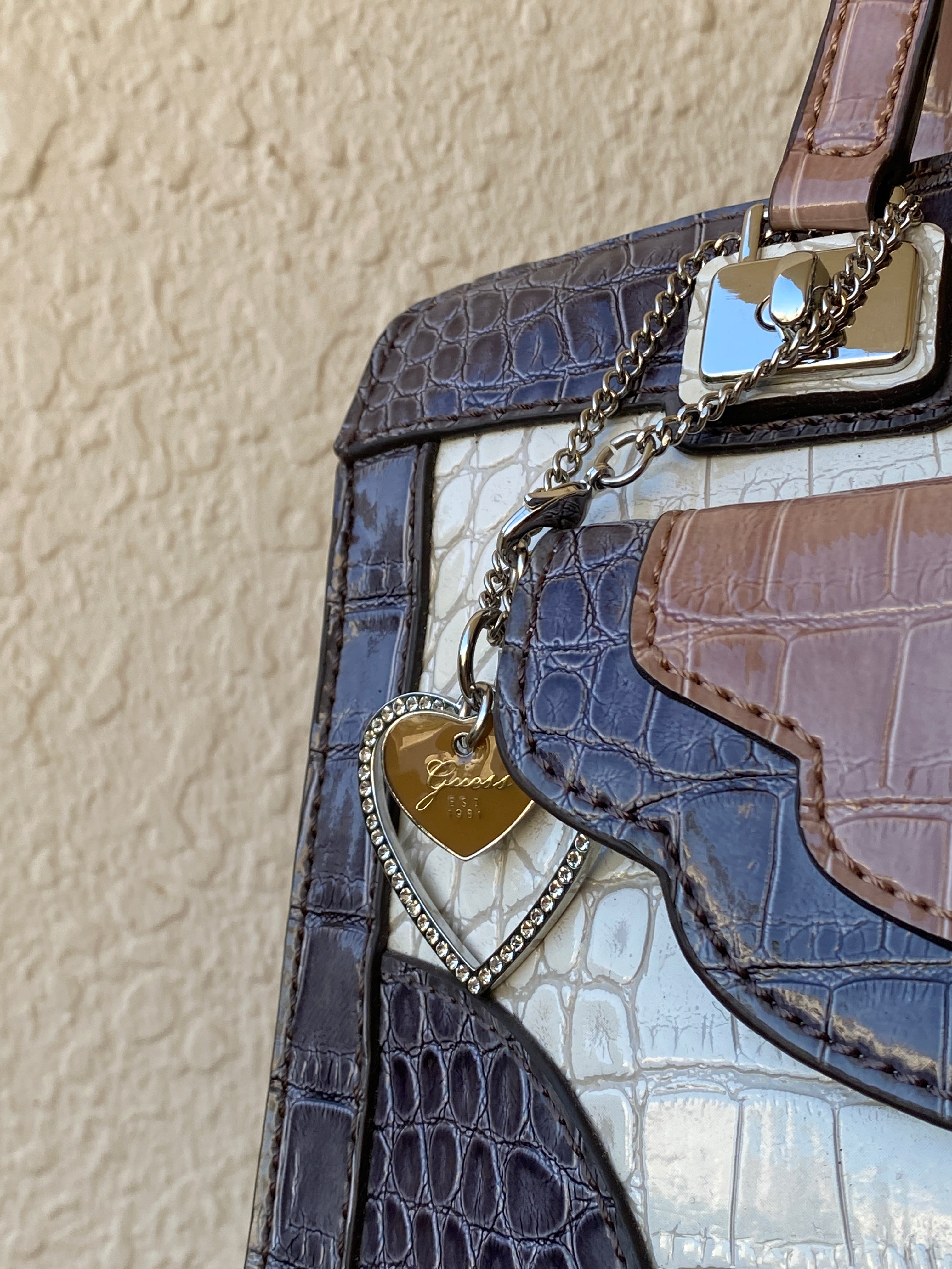 حقيبة يد GUESS ثلاثية الألوان بنقشة جلد التمساح مع حزام كروس بودي