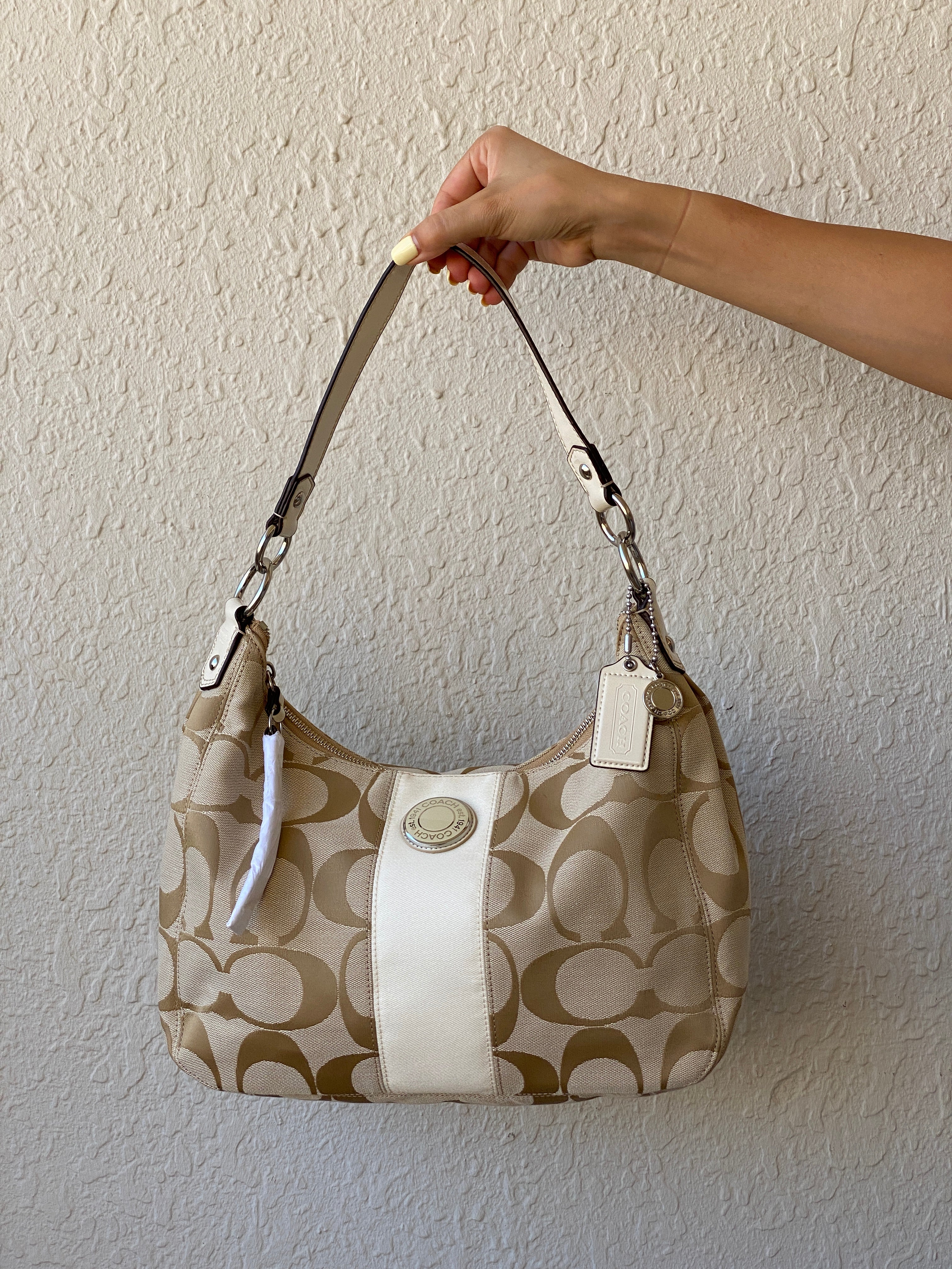 حقيبة كتف Coach Signature C الجديدة كليًا، من قماش الجاكار البيج، بخطوط بيضاء، قابلة للتحويل، F19281
