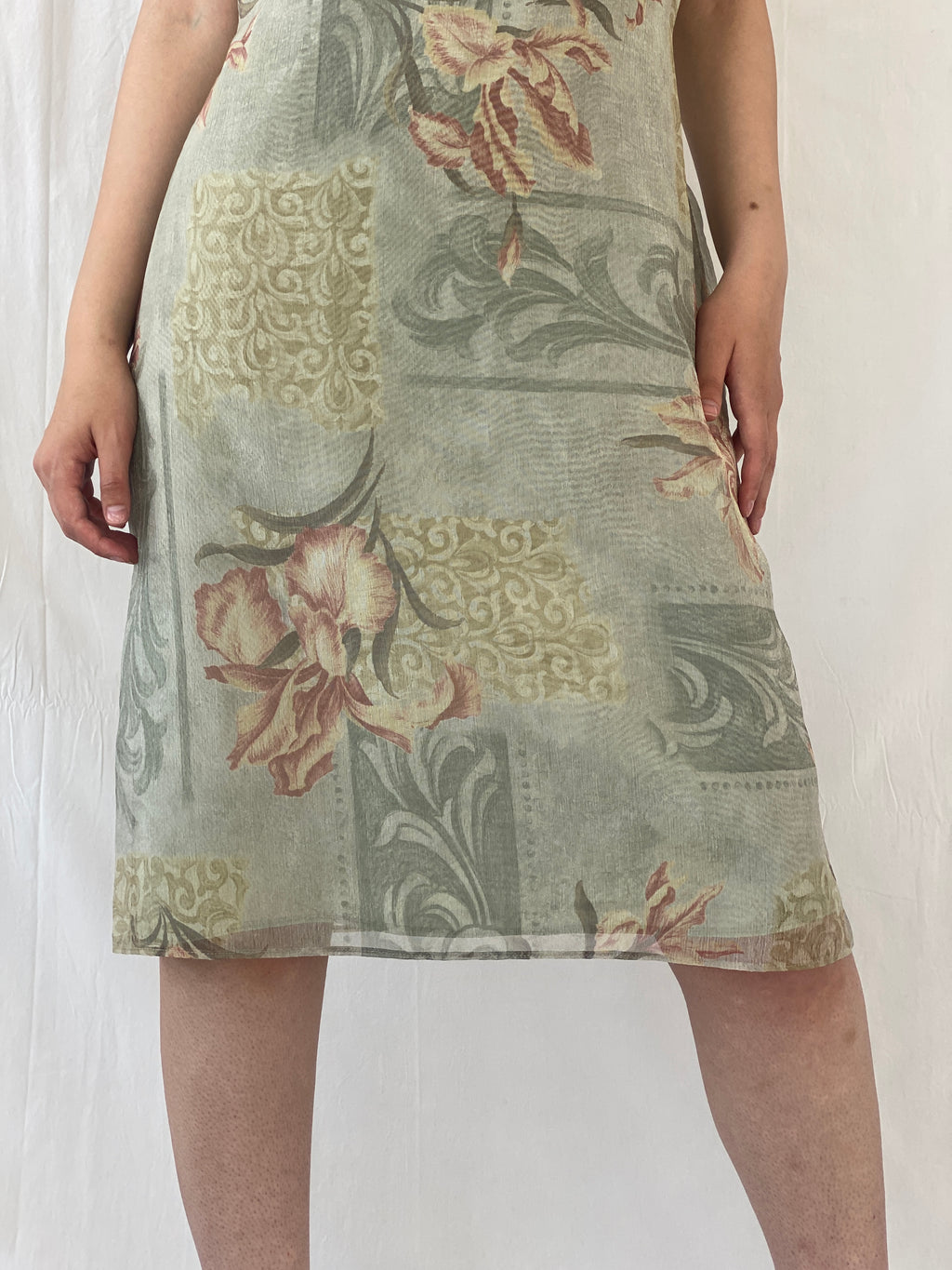 فستان ويليز نيويوركي متوسط ​​الطول بتصميم زهور الباستيل الباهتة من عام 2000 - مقاس متوسط