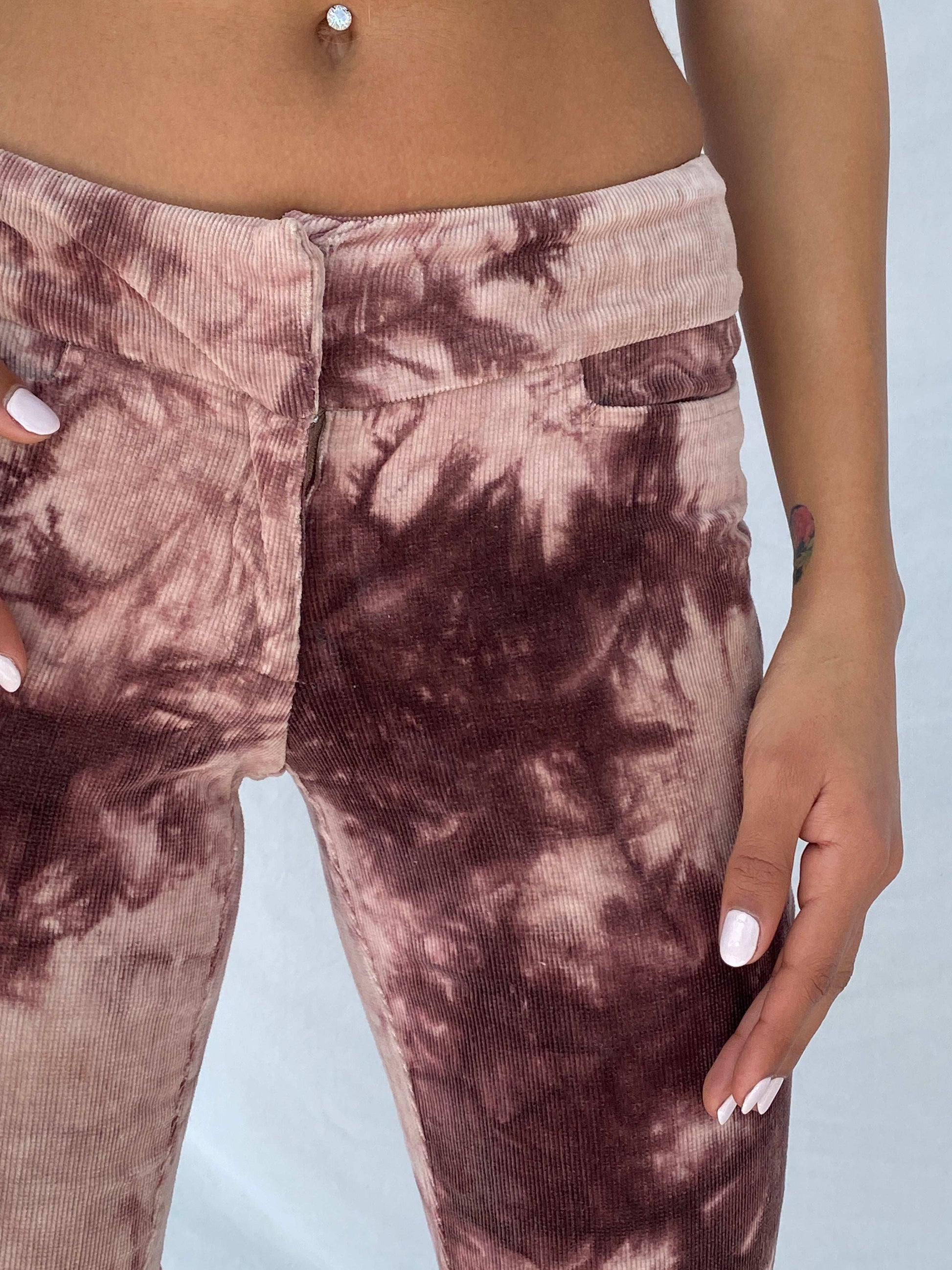 بنطلون مخملي منخفض الخصر من مجموعة Vintage Necessary Object بتصميم Tie-dye بنطلون مخملي منخفض الخصر من مجموعة Vintage Necessary Object بتصميم Tie-dye