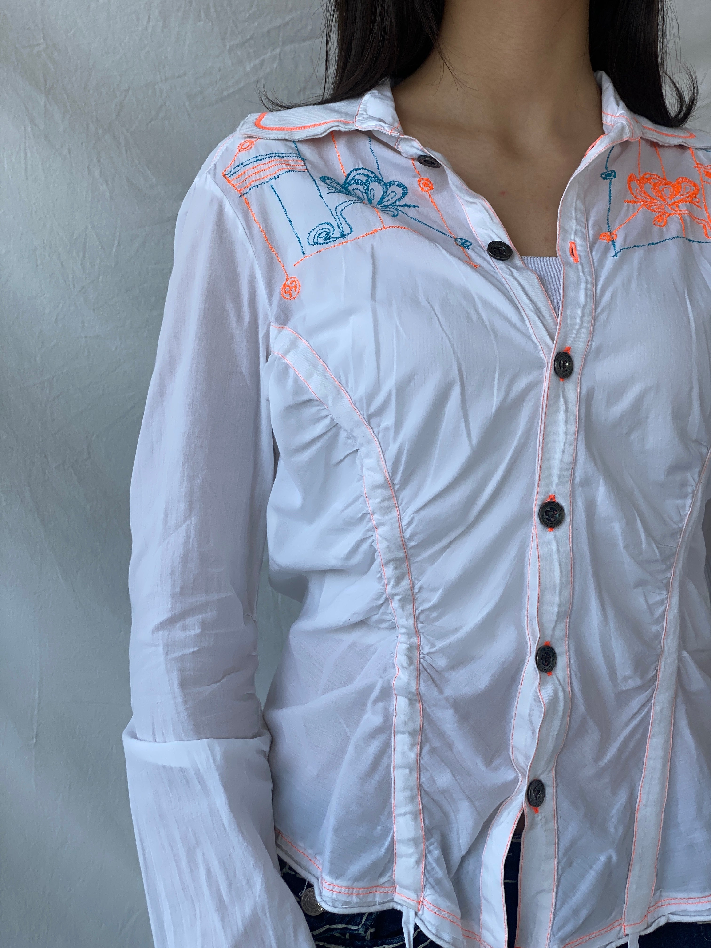 قميص نسائي من Y2K Diesel أبيض مطرز من القطن الشفاف بحواف ملفوفة - مقاس كبير