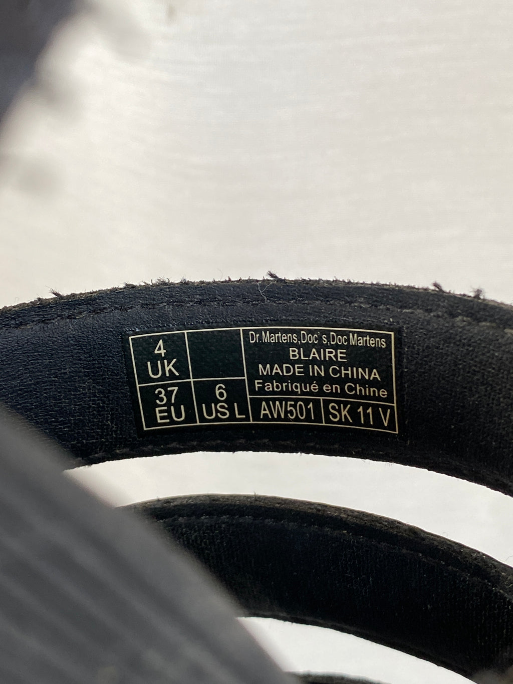 صندل Dr. Martens Blaire الأسود ذو النعل السميك المصنوع من الجلد اللامع - مقاس EU 37